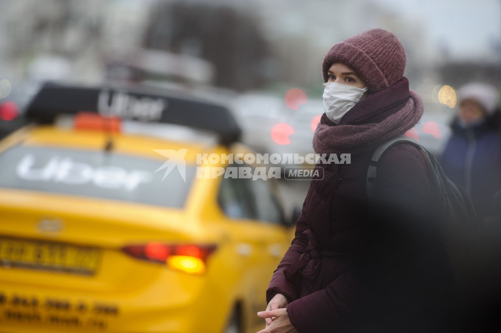 Екатеринбург. Девушка в медицинской маске во время эпидемии новой коронавирусной инфекции COVID-19