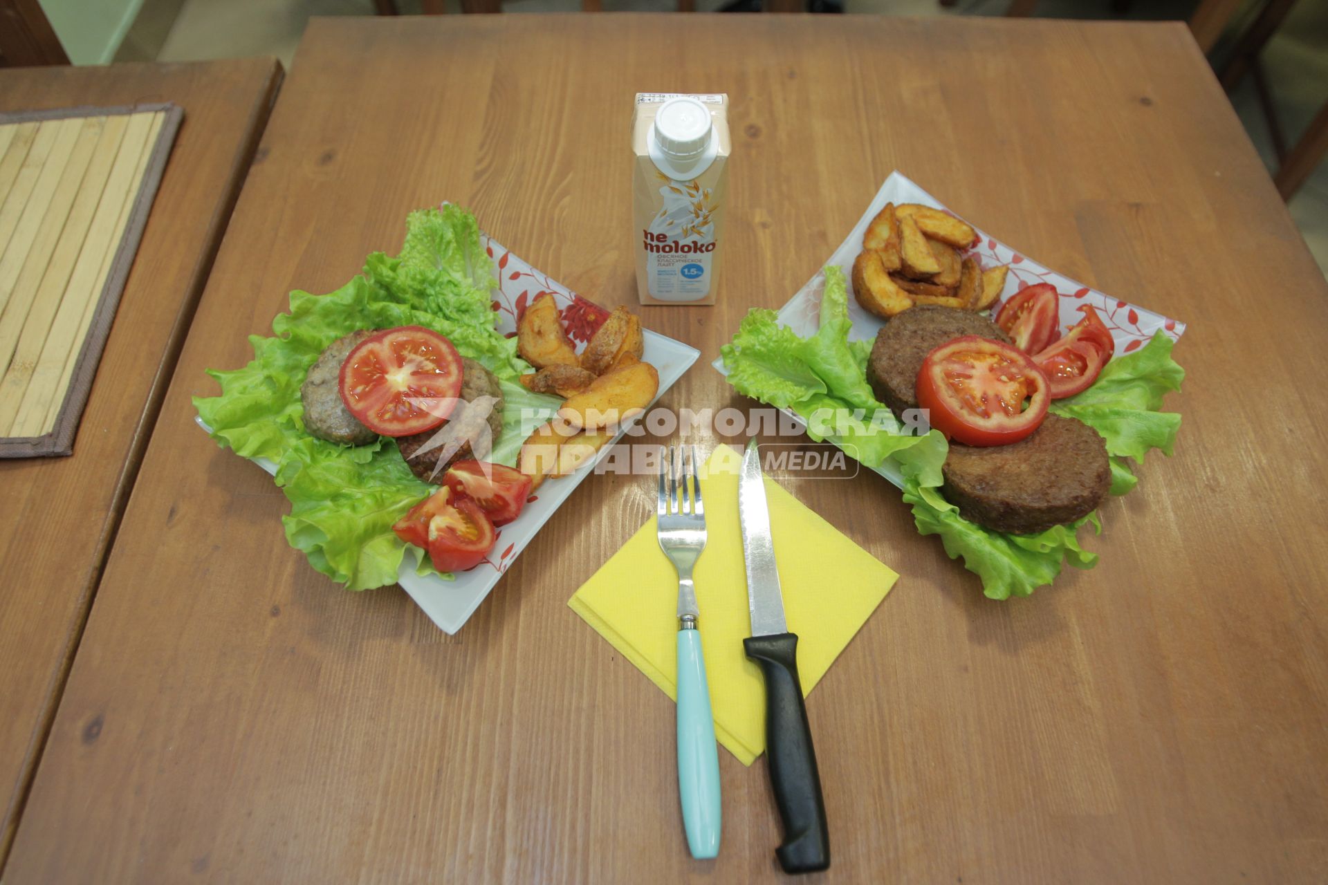 Москва.   Тарелки с искусственной едой на столе.