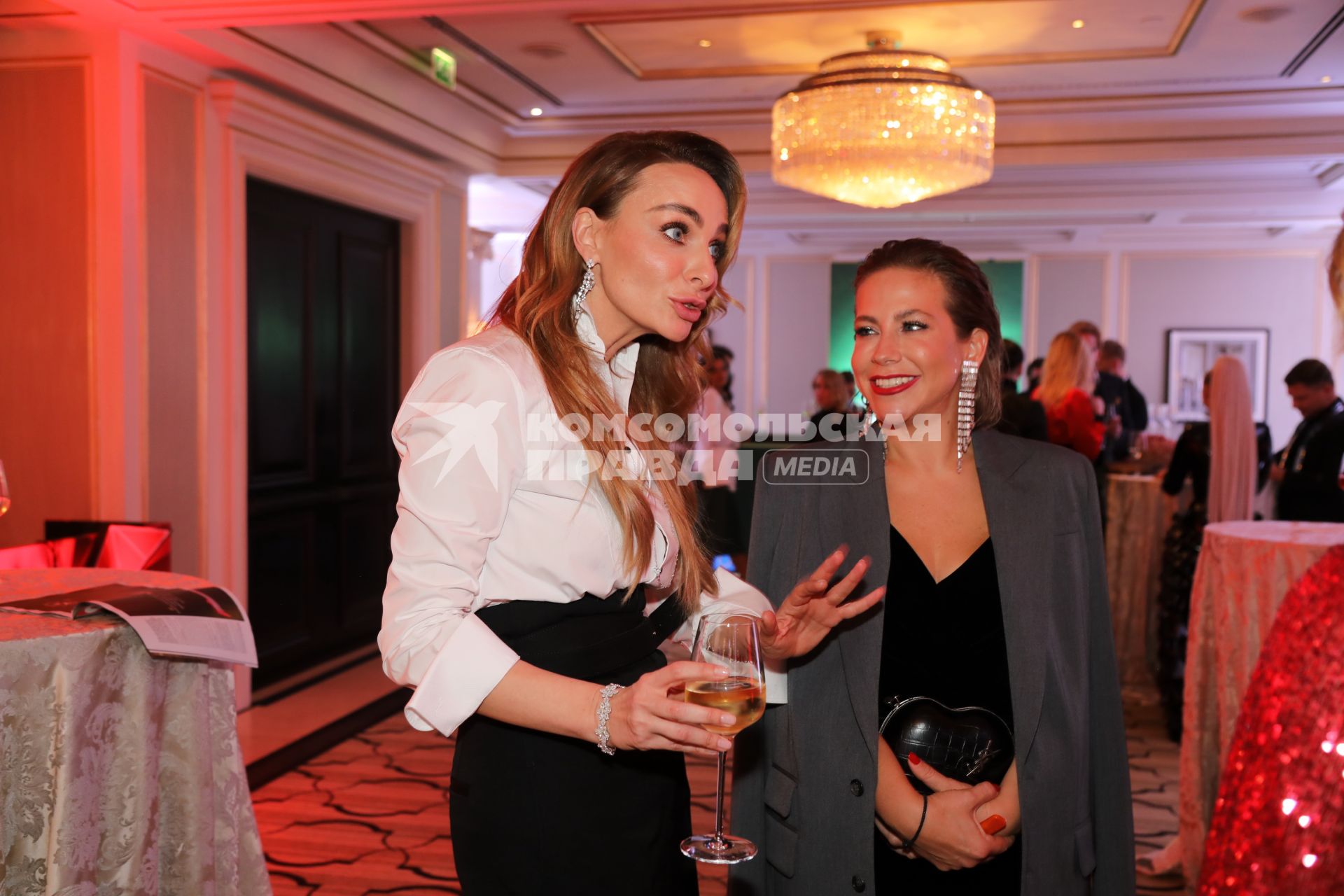 Отель FOUR SEASONS HOTEL MOSCOW. Премия журнала OK! Awards БОЛЬШЕ ЧЕМ ЗВЕЗДЫ. 2020. На снимке: актриса, участник, хореограф шоу COMEDY WOMAN, телеведущая Екатерина Варнава и телеведущая Юлия Барановская