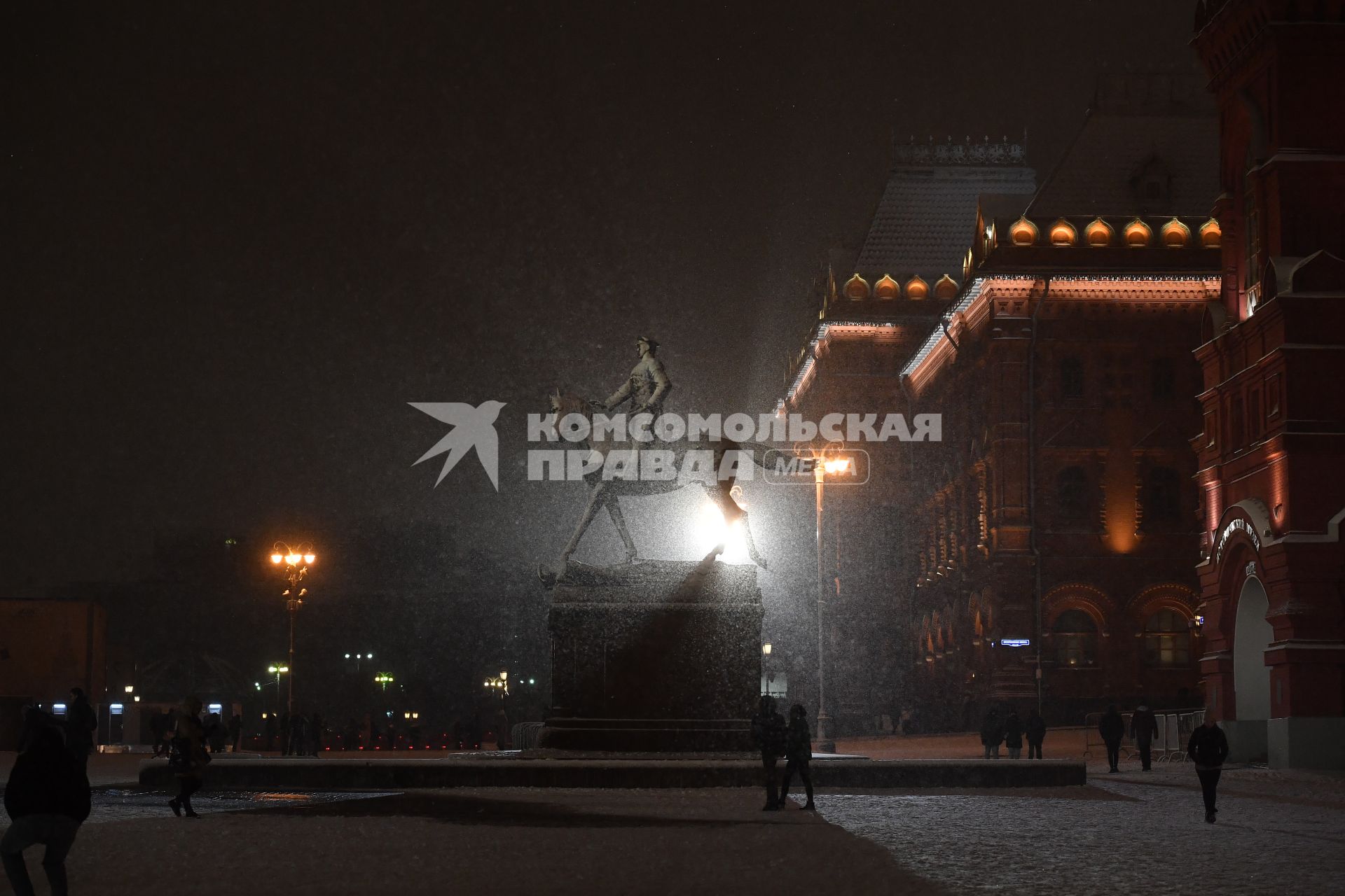 Москва. Вид на памятник маршалу Георгию Жукову на Манежной площади.