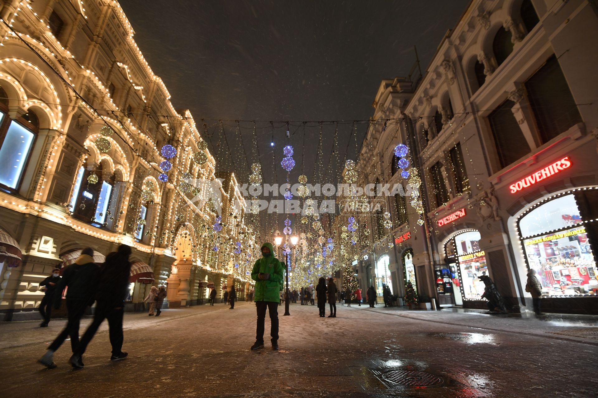 Москва.  Горожане на Никольской улице.