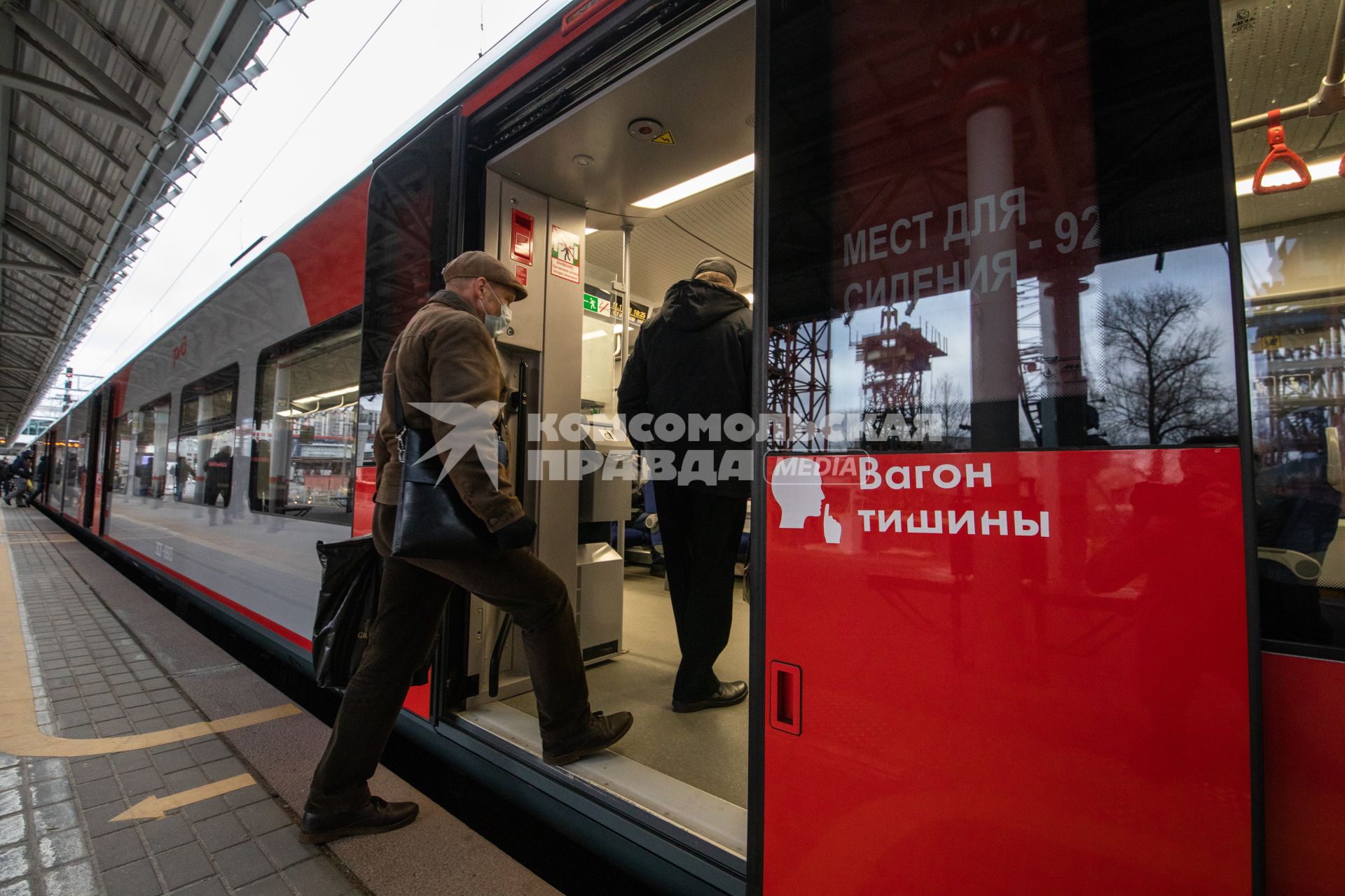 Москва.   Пассажиры заходят в вагон тишины на МЦК.