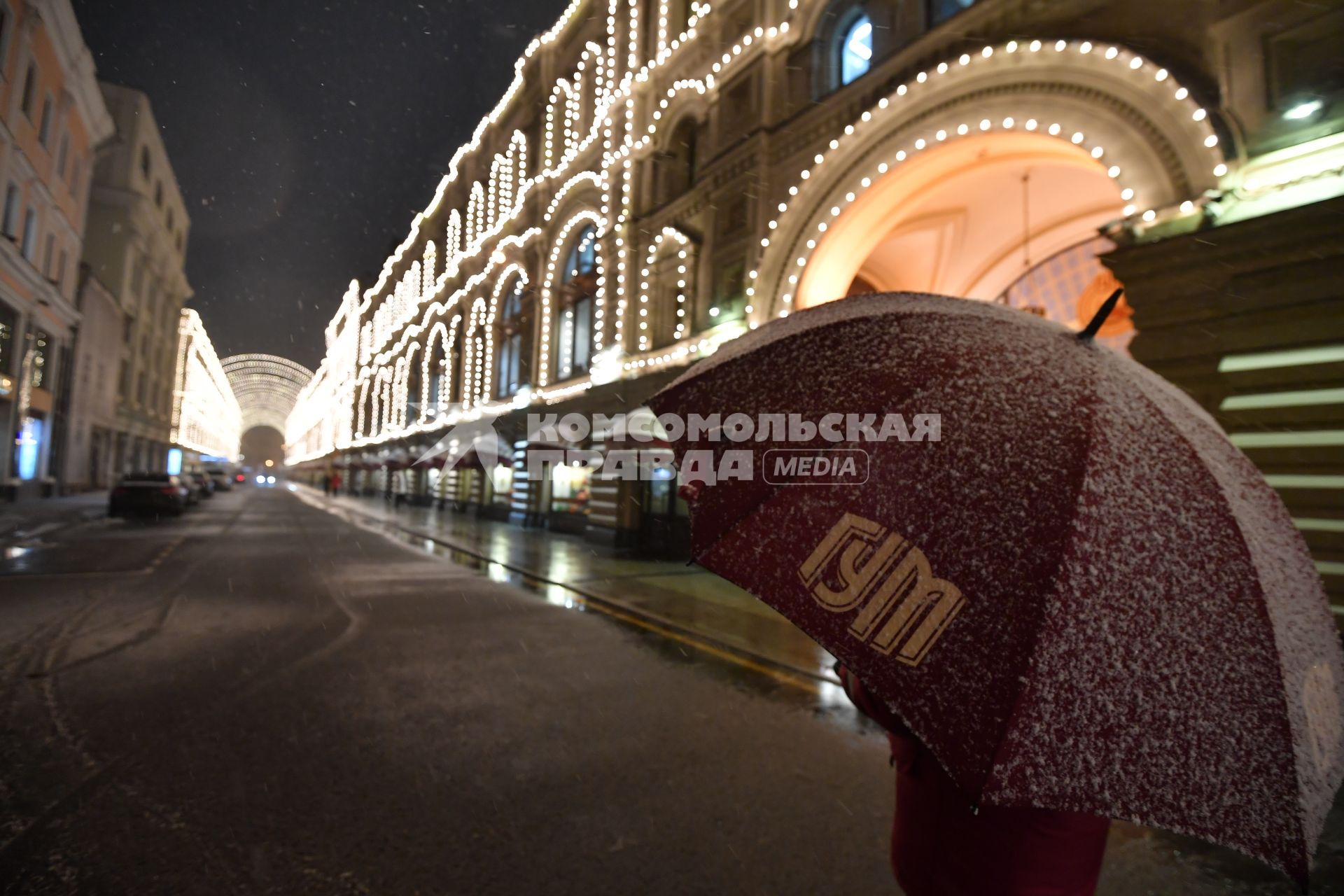 Москва.  Девушка с зонтом во время снегопада.