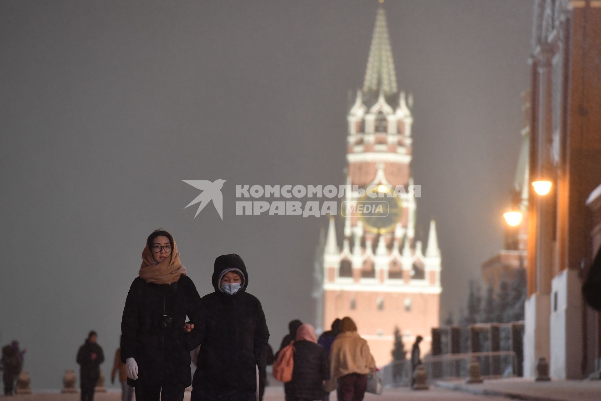 Москва. Прохожие после снегопада на Красной площади.