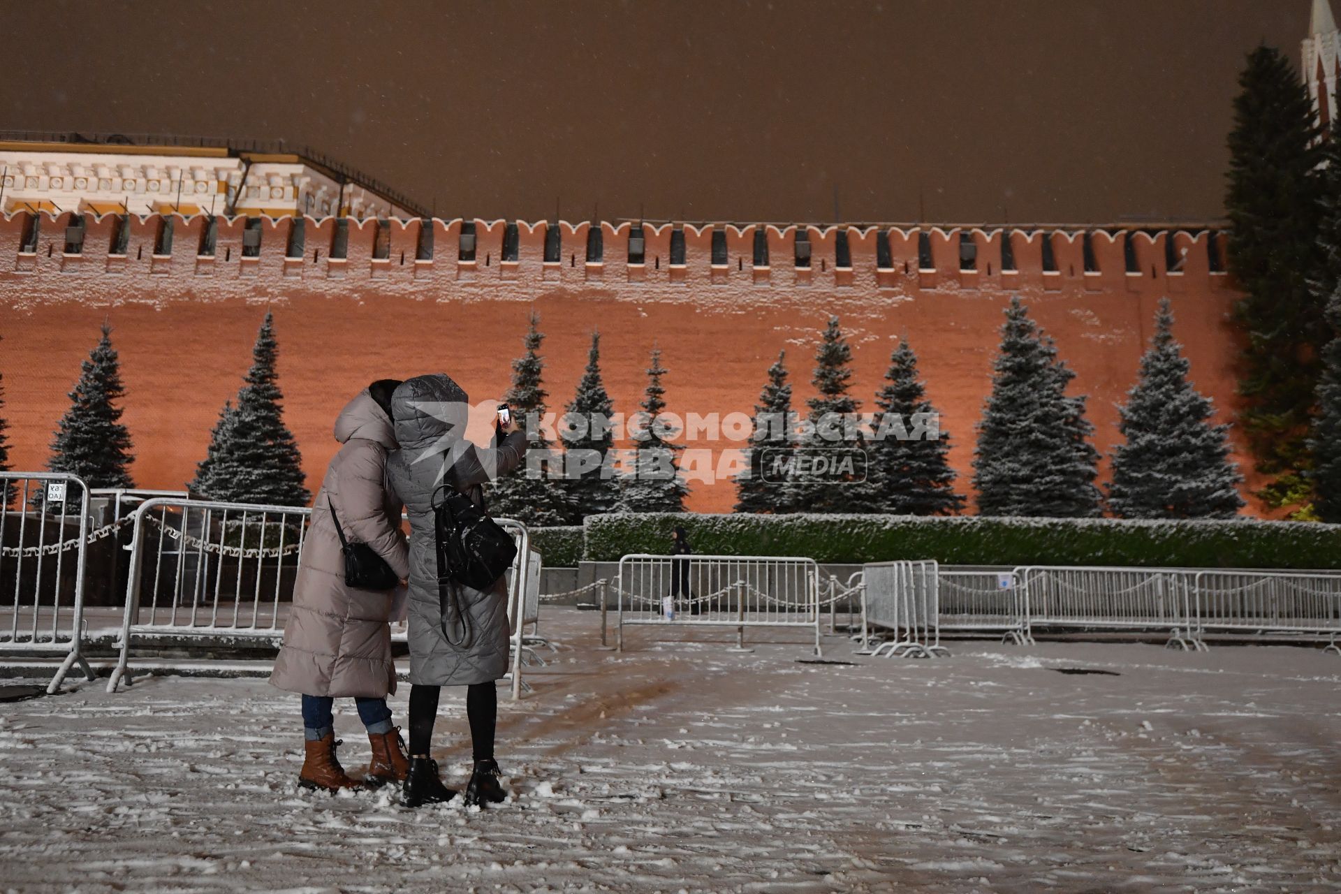 Москва. Горожане на Красной площади.