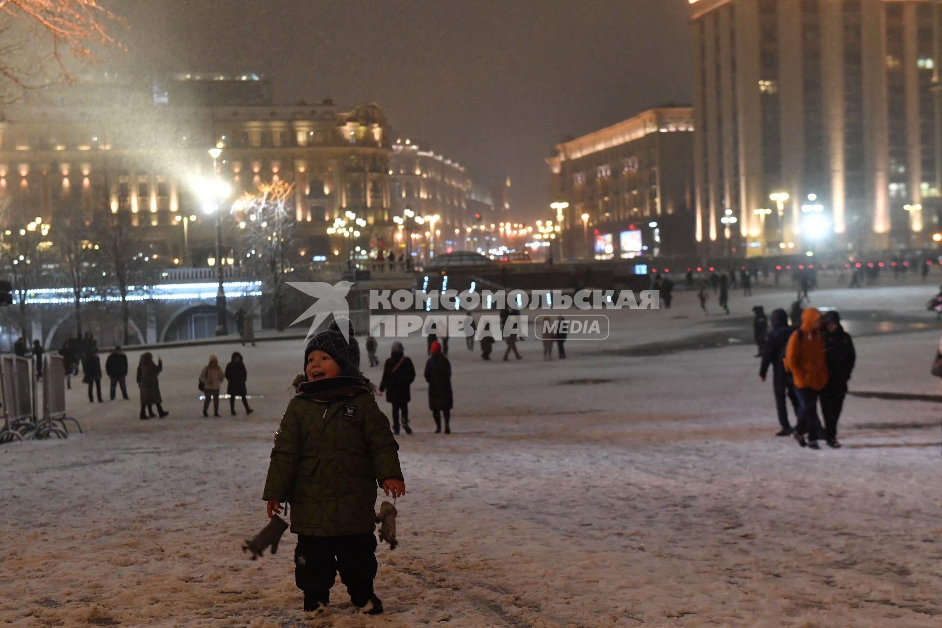 Москва.  Горожане на Манежной площади.