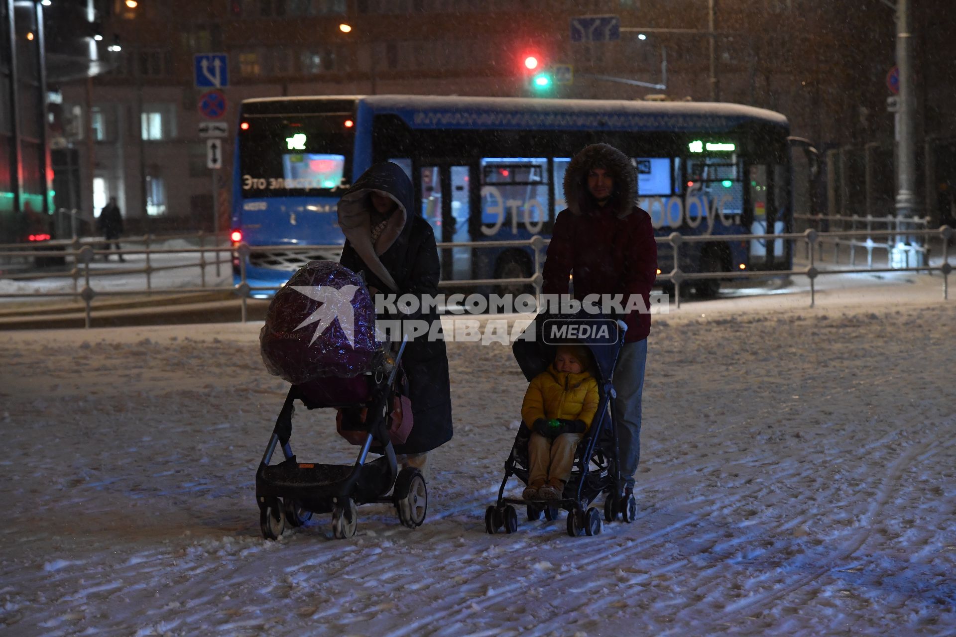 Москва.  Горожане на одной из улиц города во время снегопада.