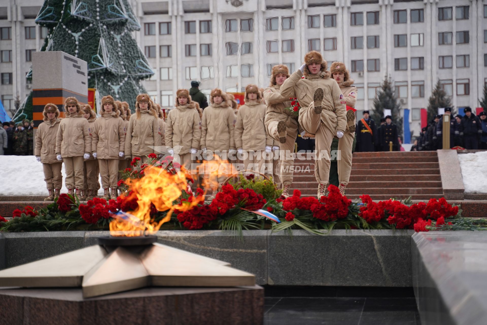 Самара. Юнармейцы возлагают венки к Вечному огню в честь Дня защитника Отечества.