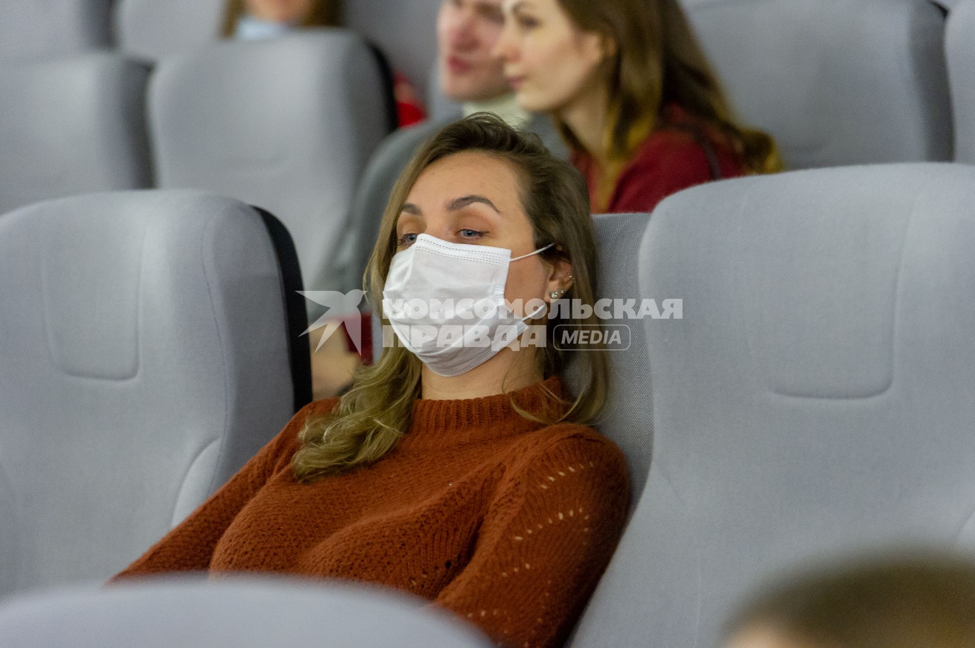 Санкт-Петербург. Зрители в кинозале перед началом сеанса.