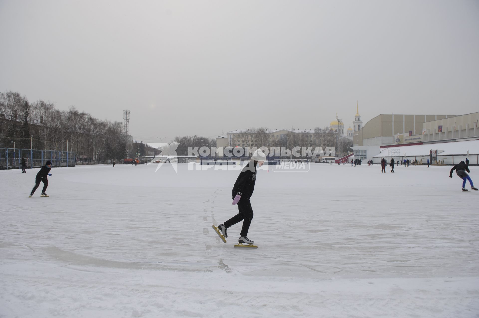 Екатеринбург. Дети во время тренировки по конькобежному спорту на катке стадиона \'Юность\'