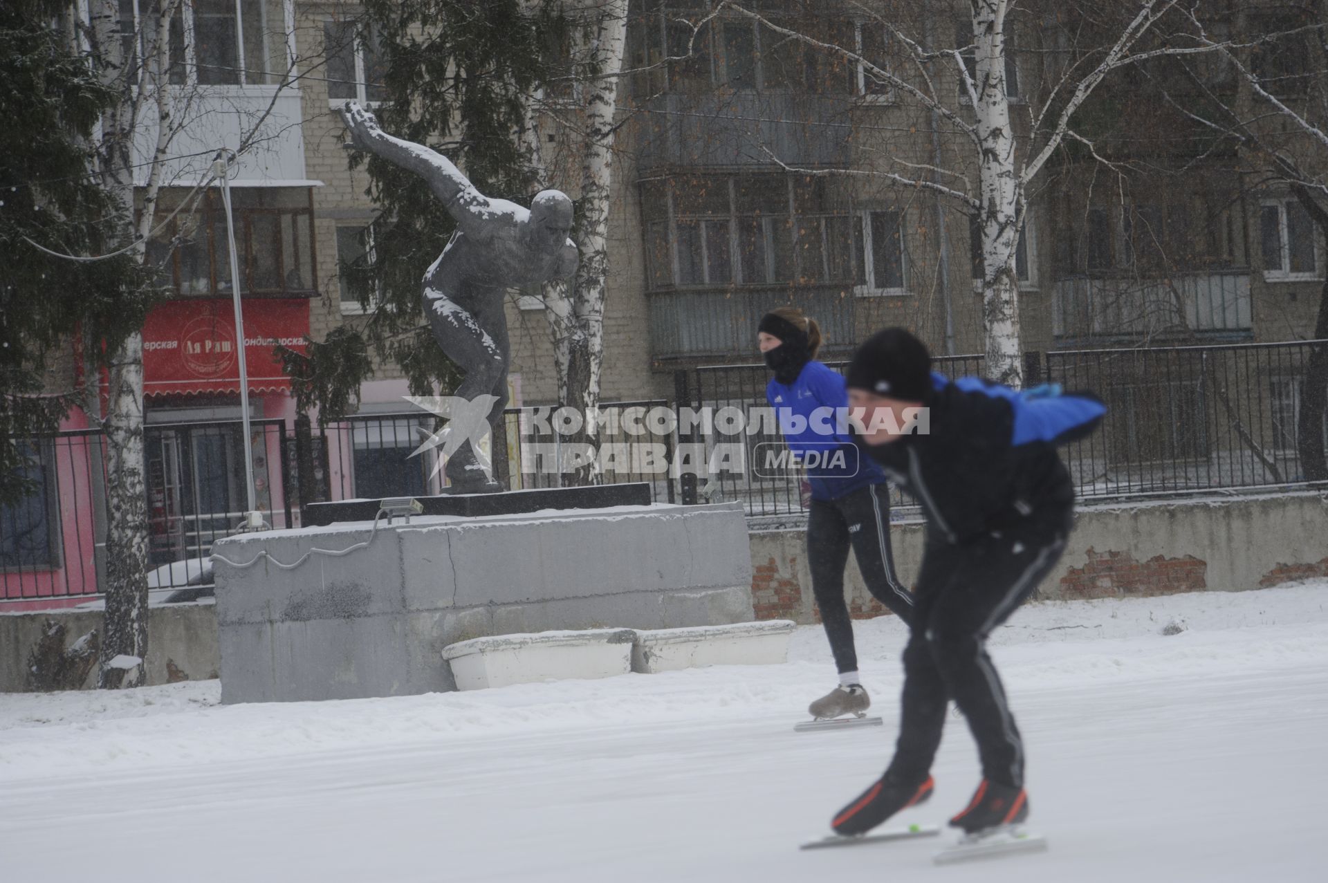 Екатеринбург. Дети во время тренировки по конькобежному спорту на катке стадиона \'Юность\'