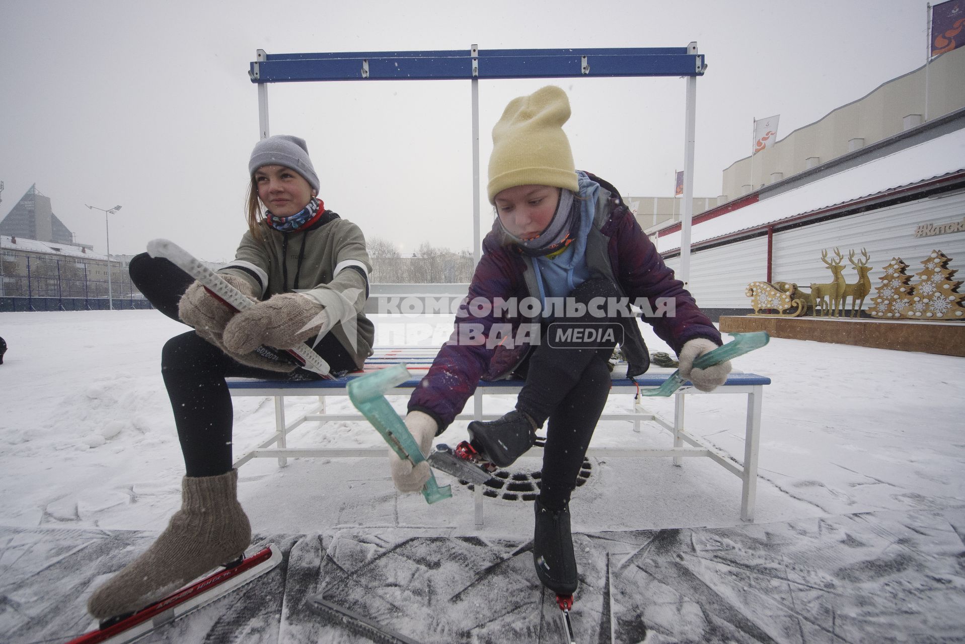 Екатеринбург. Дети во время тренировки по конькобежному спорту на катке стадиона \'Юность\'