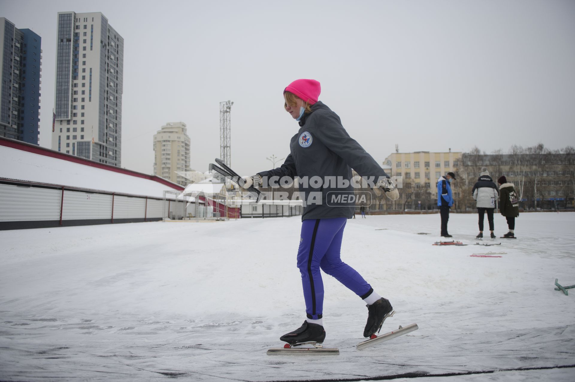 Екатеринбург. Дети во время тренировки по конькобежному спорту на катке стадиона \'Юность\'