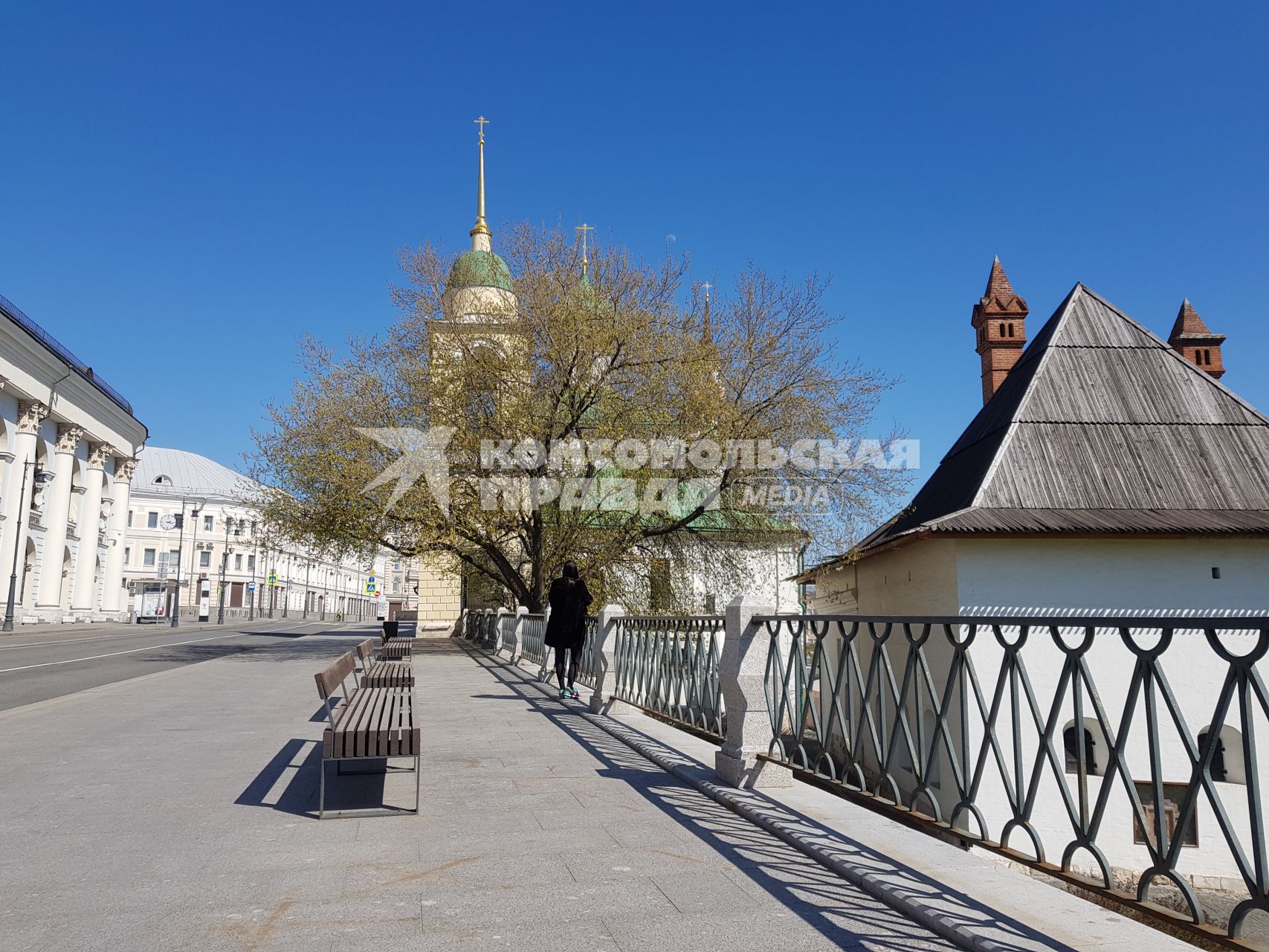 Москва.  Вид пустынной улицы Варварки.