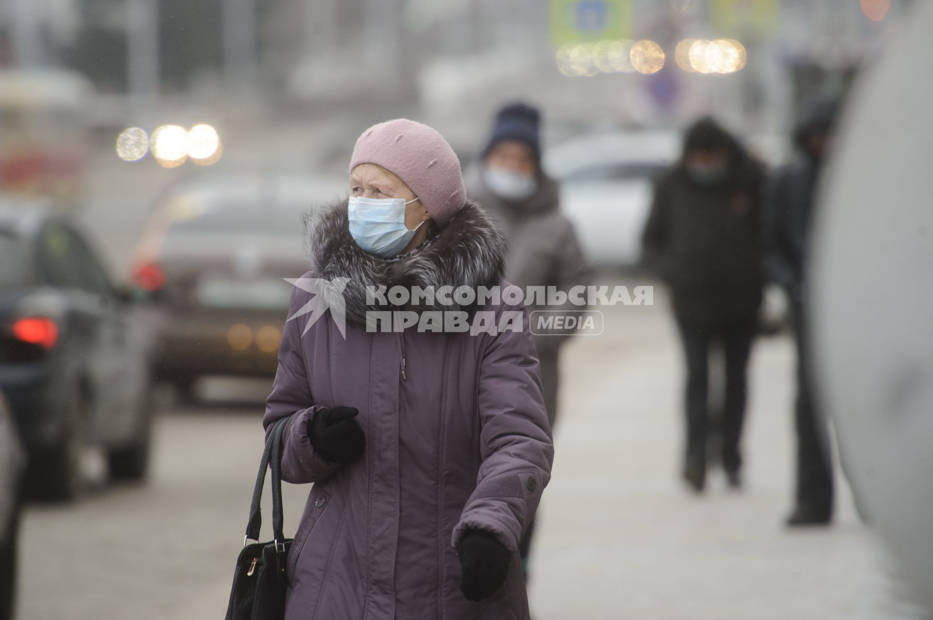 Екатеринбург. Горожане в защитныых масках во время ээппидемии новой коронавирусной инфекции COVID-19