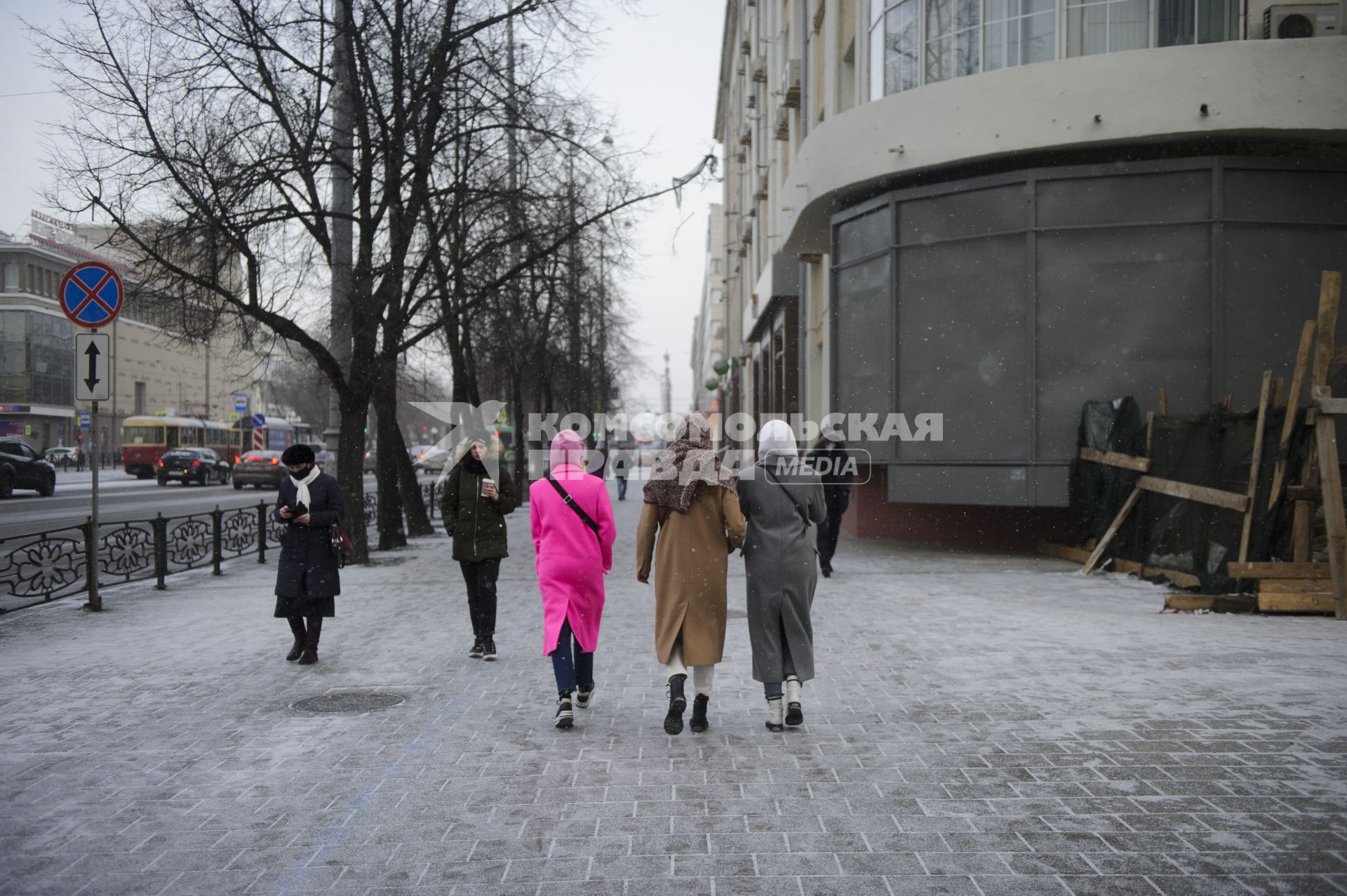 Екатеринбург. Девушки в разноцверных пальто на одной из центральных улиц города