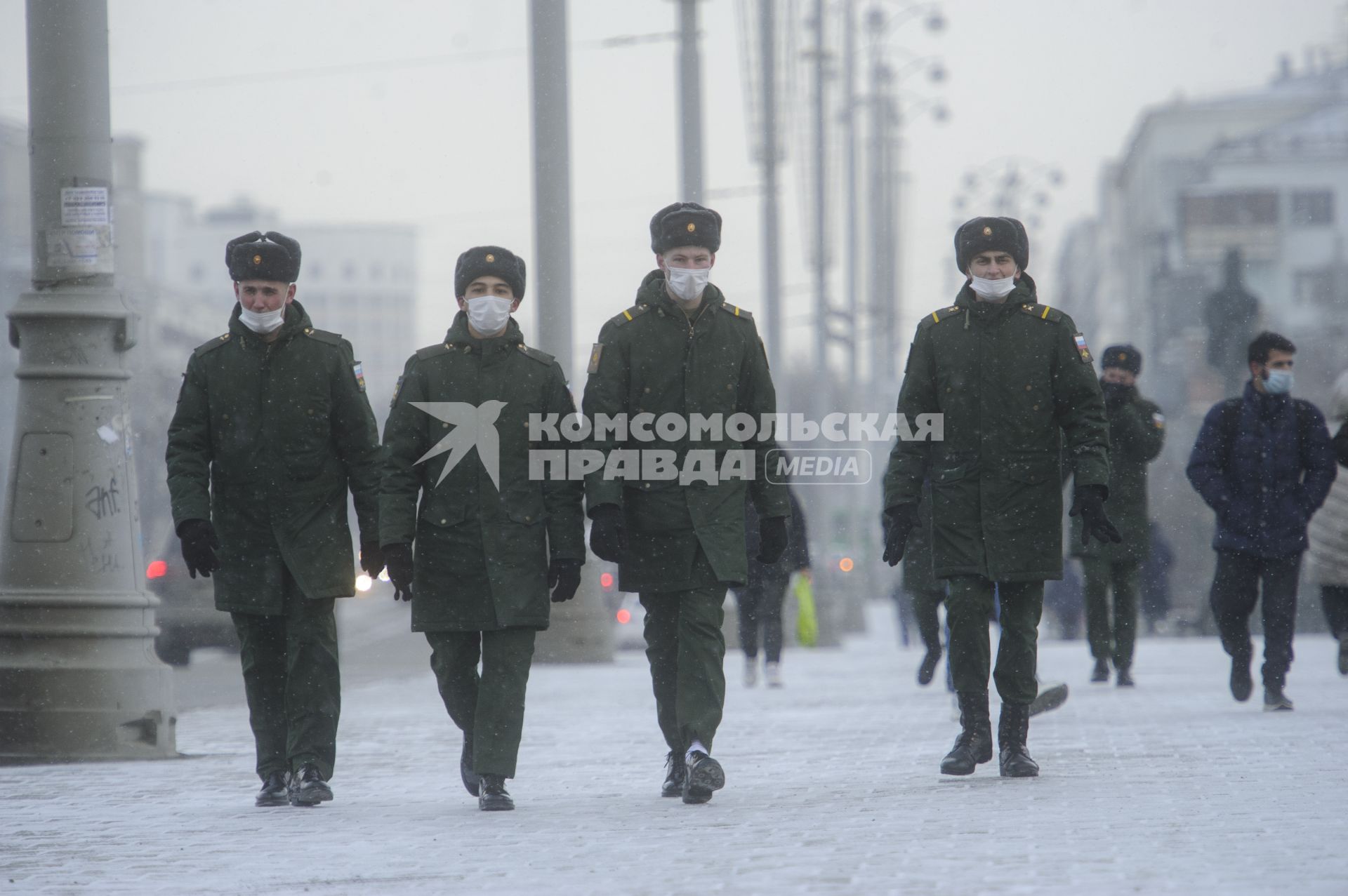 Екатеринбург. Военнослужащие в защитных масках идут по одной из центральных улиц, во время эпидемии новой коронавирусной инфекции COVID-19