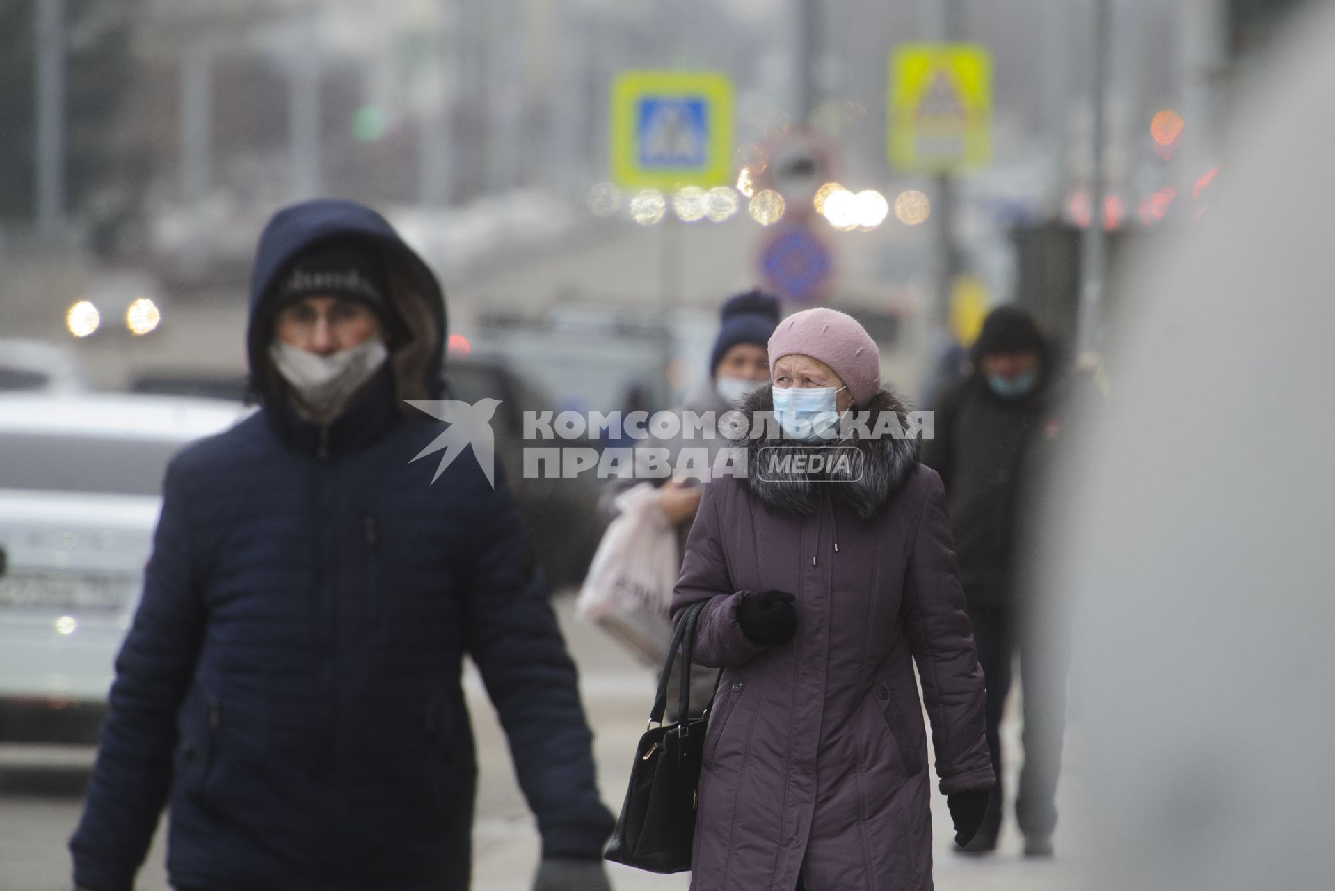 Екатеринбург. Горожане в защитныых масках во время ээппидемии новой коронавирусной инфекции COVID-19