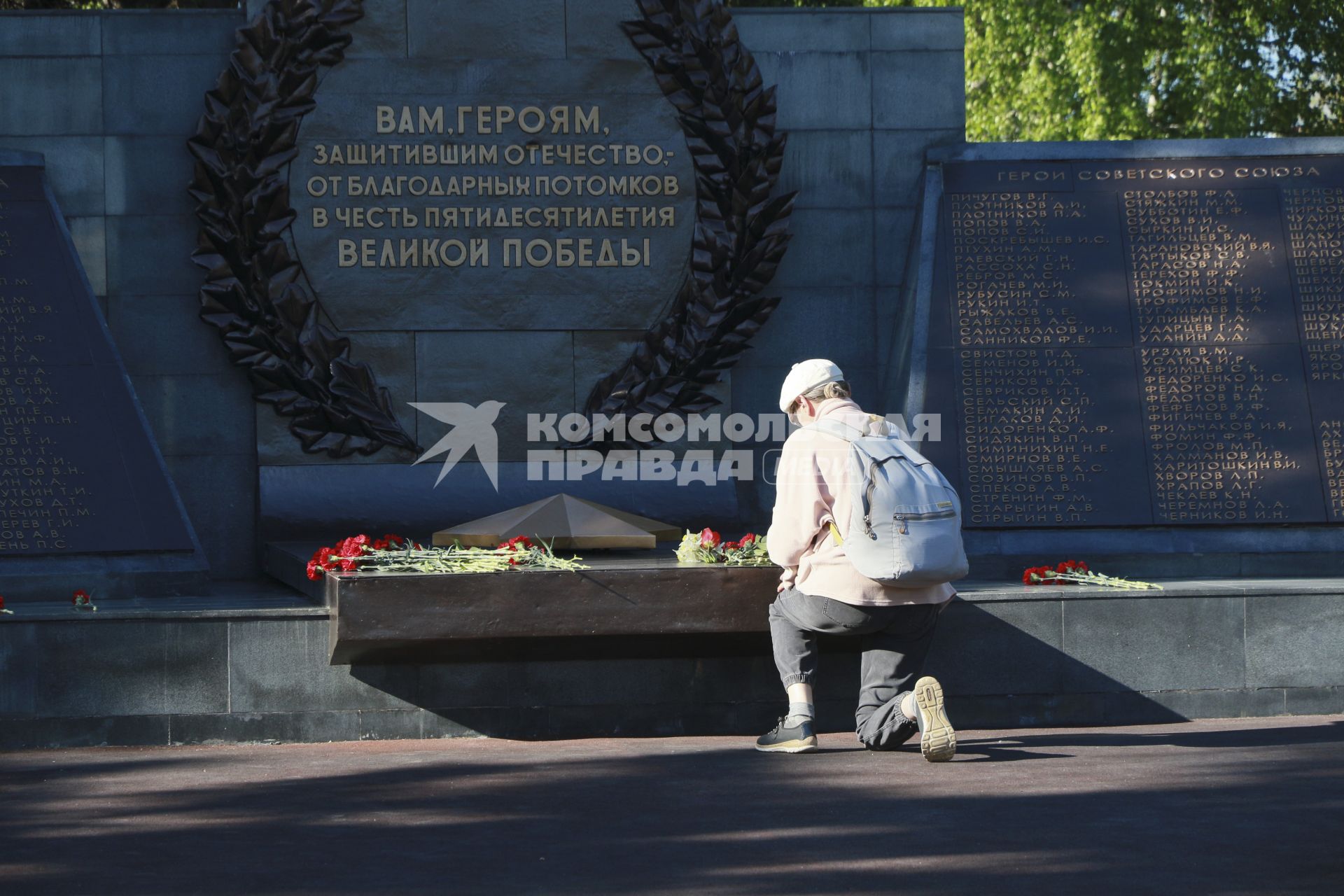 Барнаул. Женщина с цветами  у мемориального памятника  Защитникам Отечества в Великой Отечественной Войне.