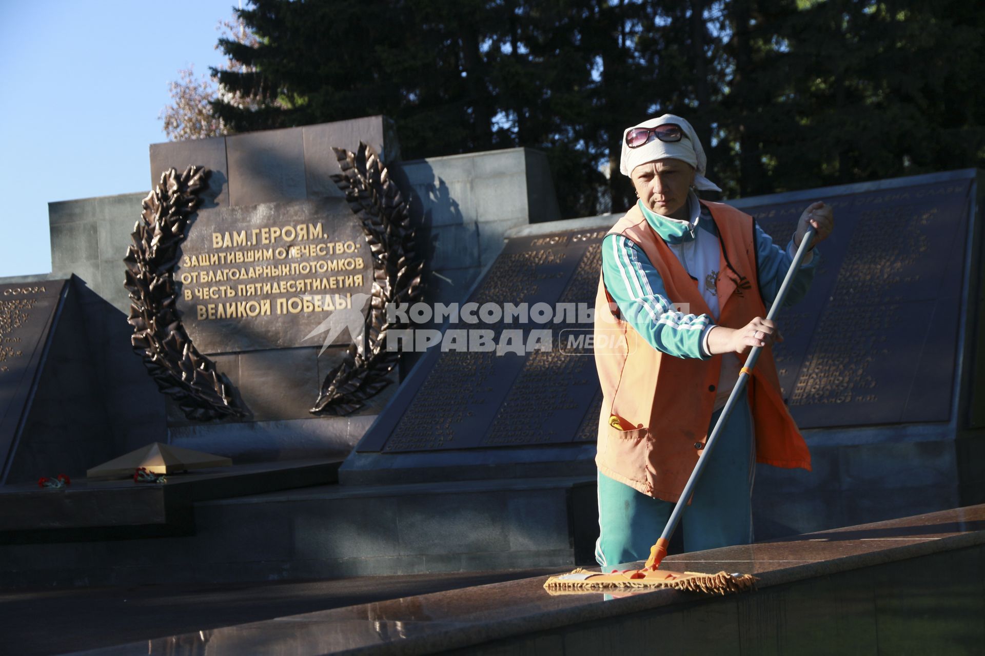 Барнаул. Сотрудник коммунальных служб наводит порядок  у мемориала защитникам отечества .