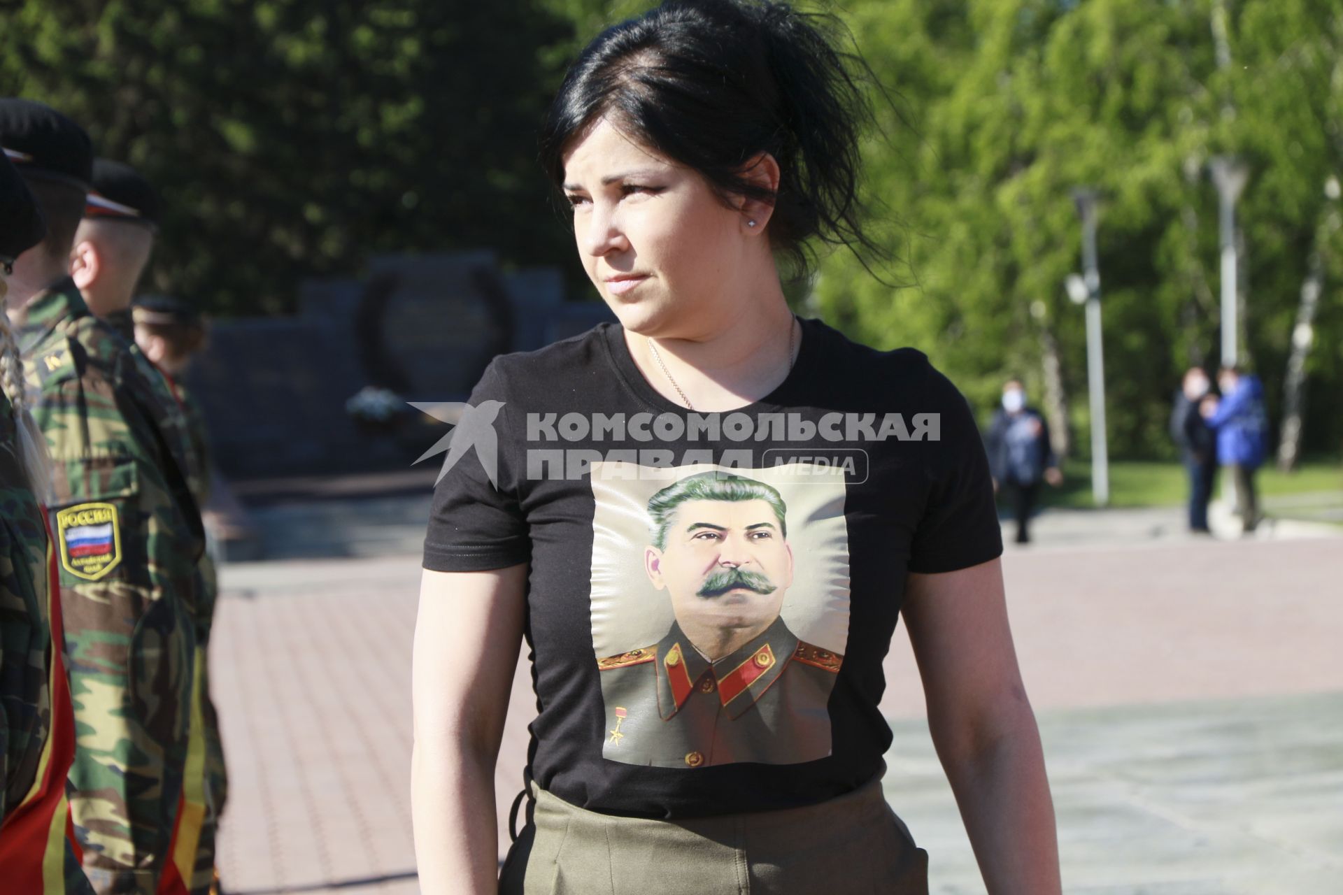 Барнаул. Девушка с портретом Сталина на футболке во время празднования Дня Победы.