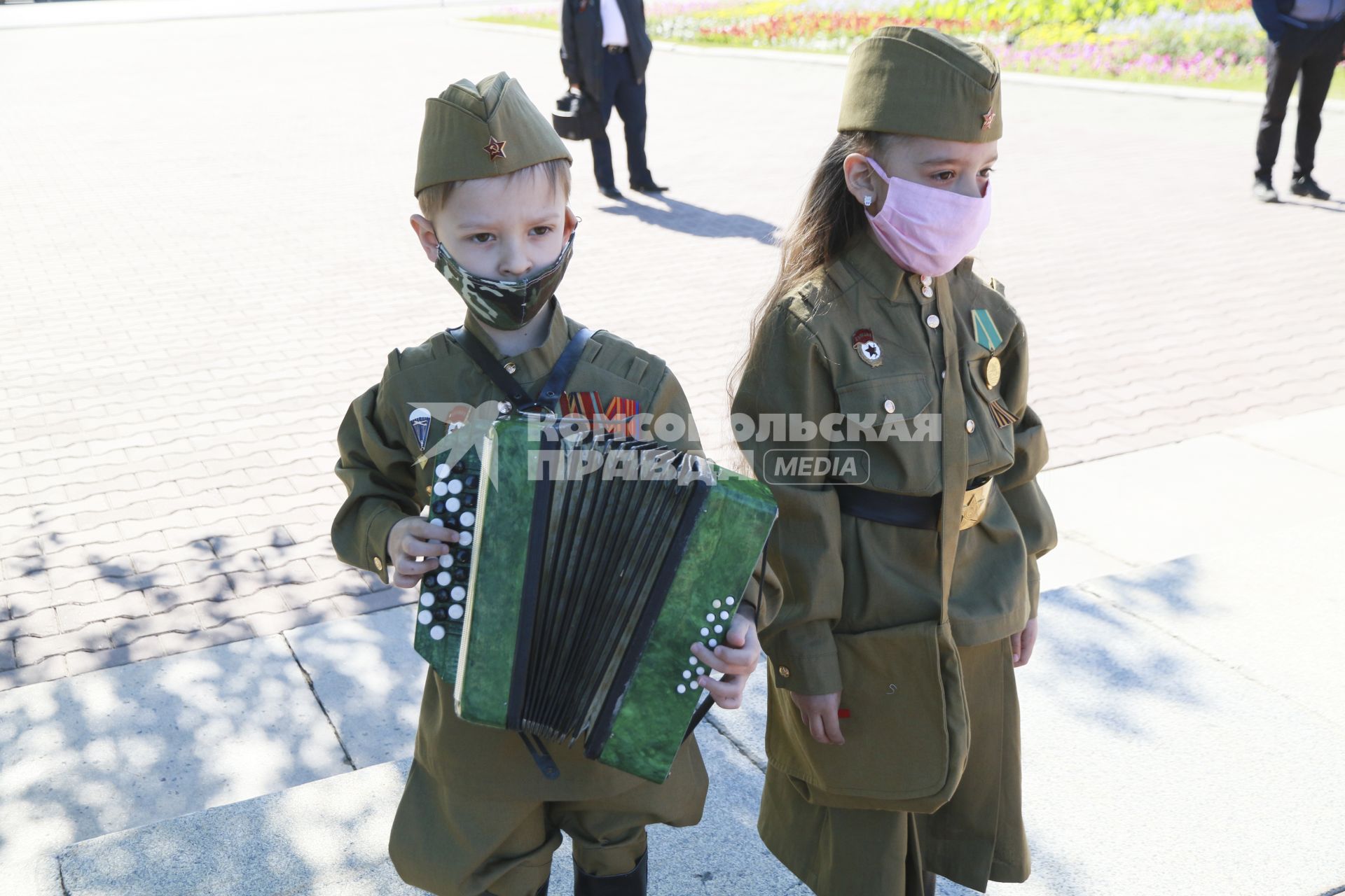 Барнаул. Дети  в военной форме  времен Великой отечественной войны  во время празднования Дня Победы.