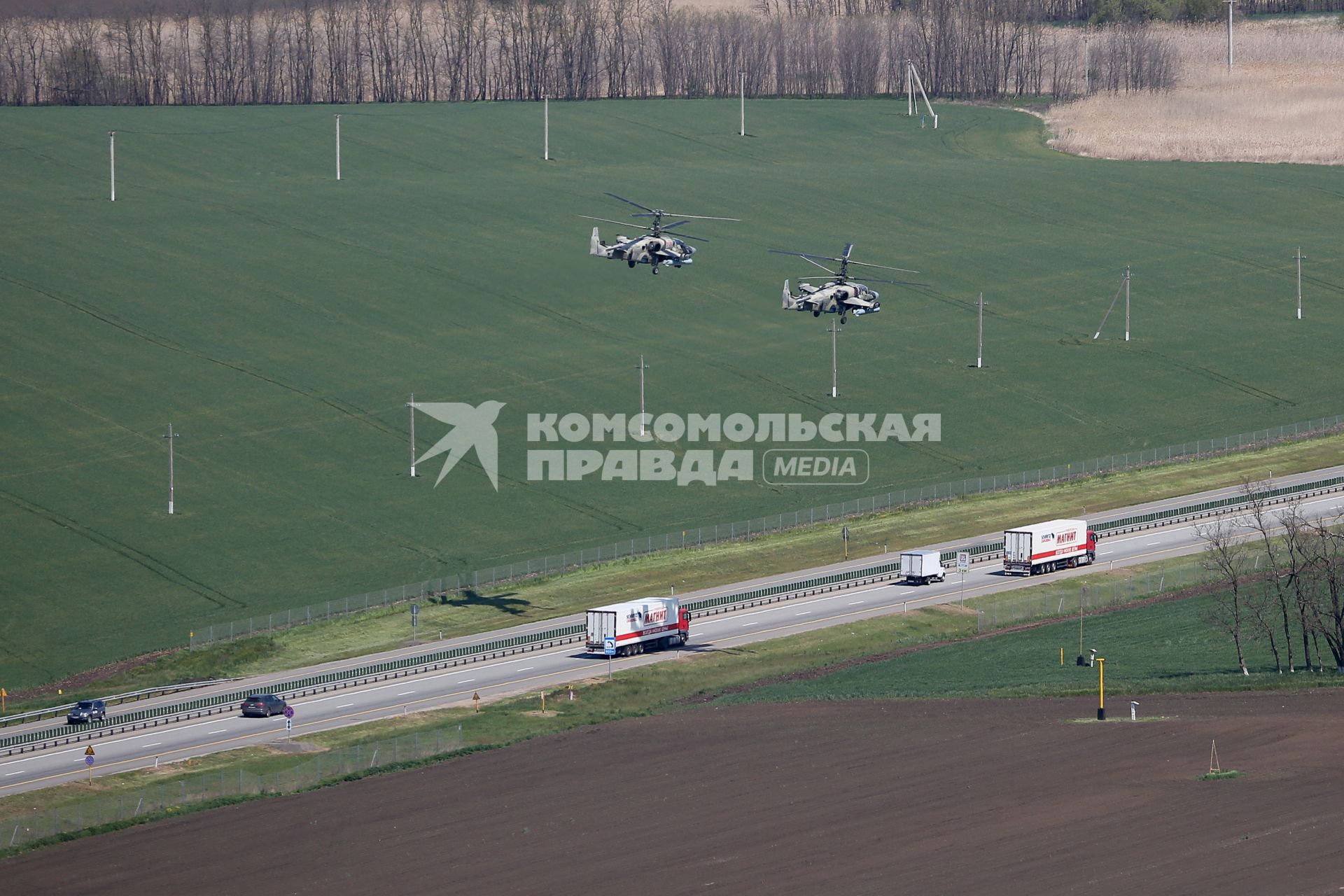 Новороссийск. Многоцелевые вертолёты Ми-8МТ во время репетиции парада военной авиации, в честь 75-ой годовщины Победы в Великой Отечественной войне.