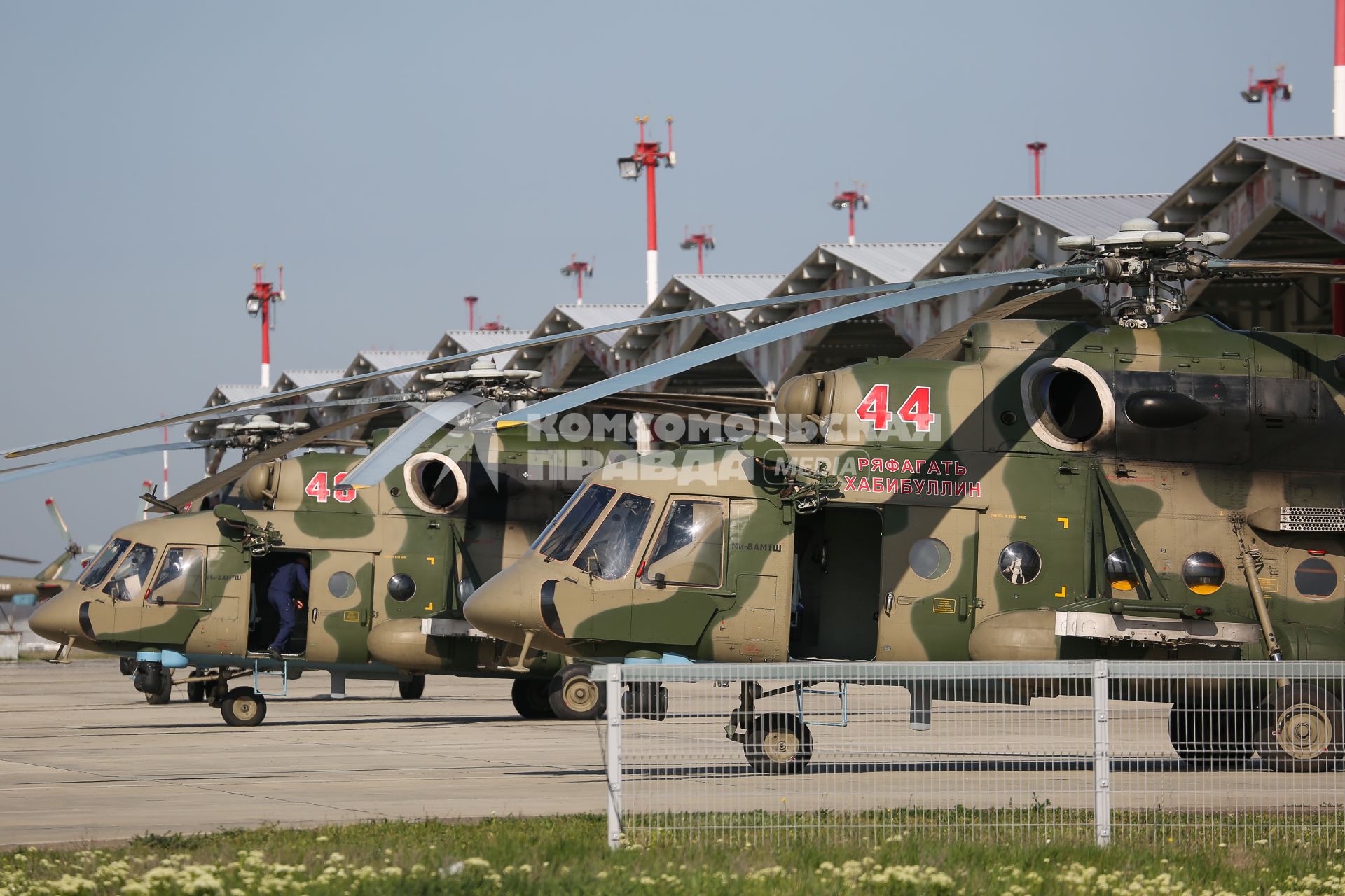 Новороссийск. Военно-транспортные вертолёты Ми-8АМТШ/Ми-171Ш во время репетиции парада военной авиации, в честь 75-ой годовщины Победы в Великой Отечественной войне.