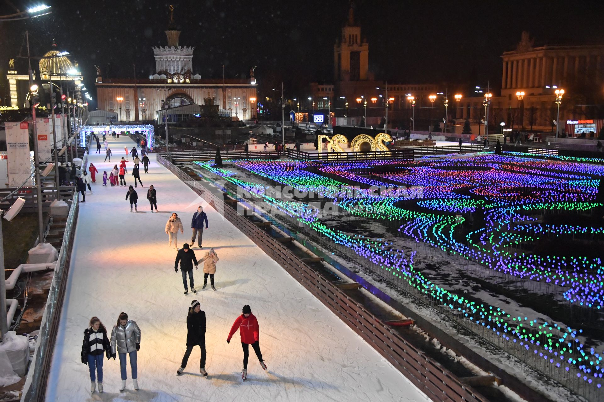 Москва. Вид на каток на ВДНХ - самый большой искусственный каток в Европе.