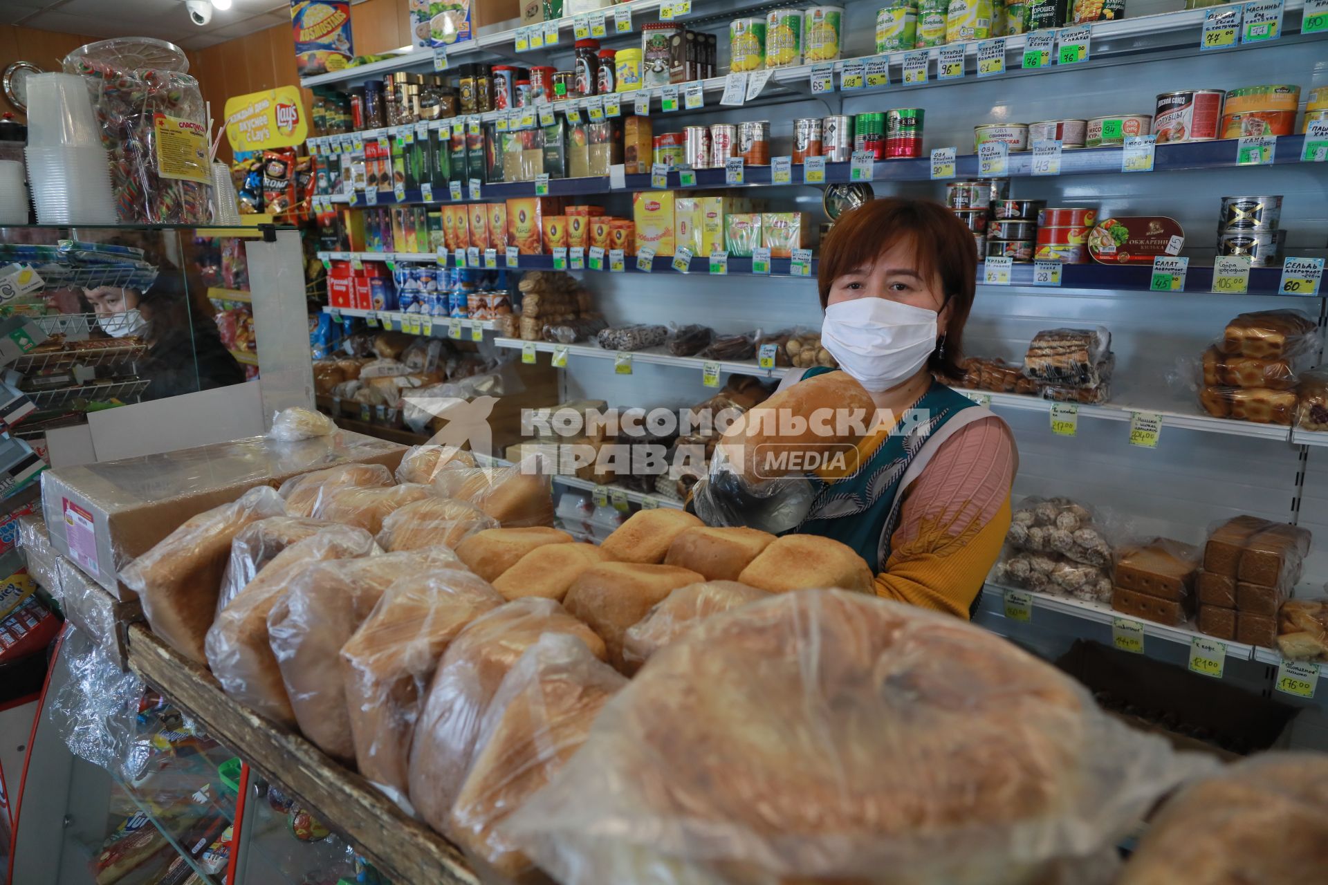 Красноярск. Продуктовый магазин, в котором во время пандемии раздают бесплатный хлеб и памперсы.