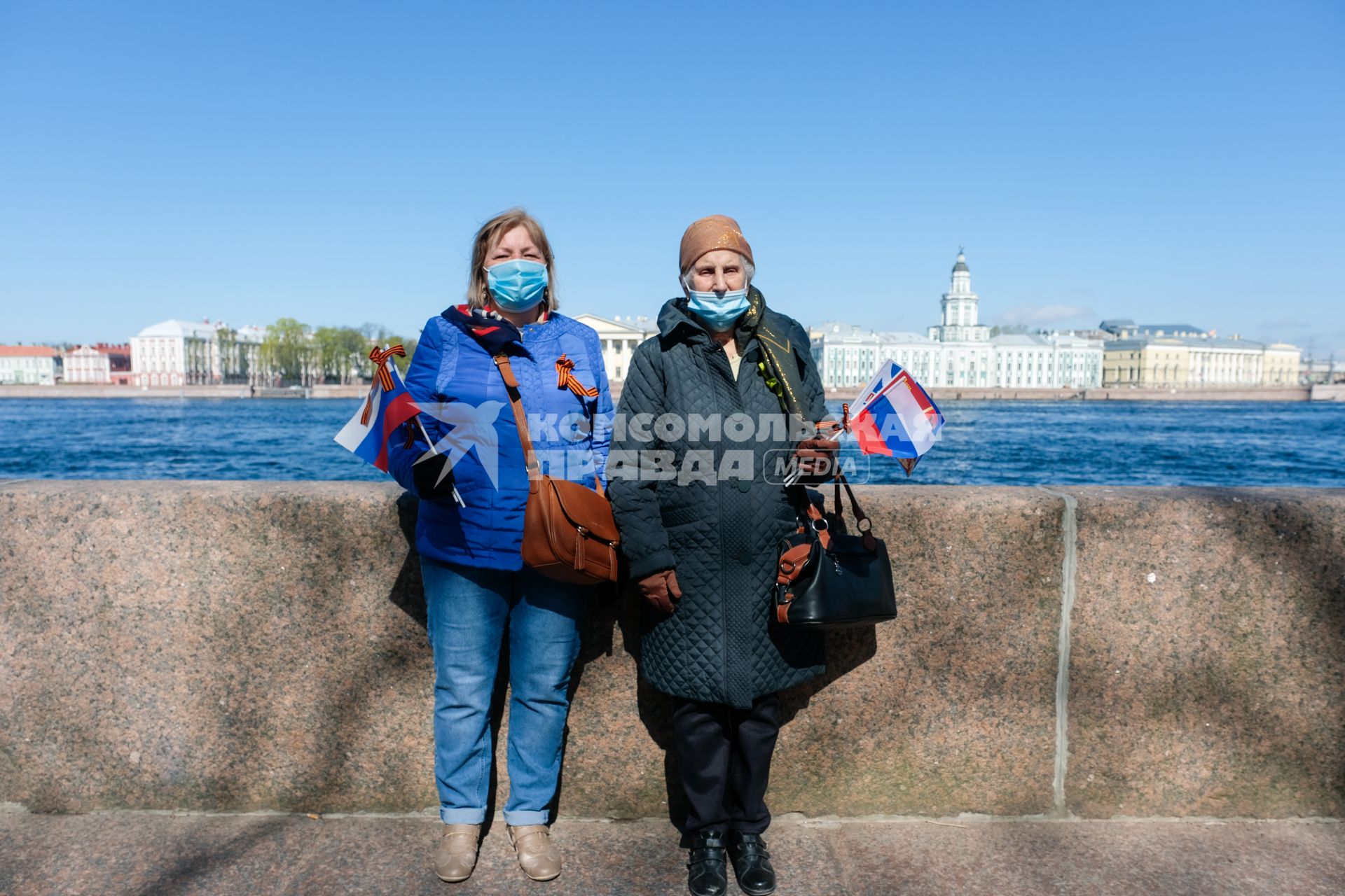Санкт-Петербург. Люди на набережной в Санкт-Петербурге во время празднования Дня Победы.