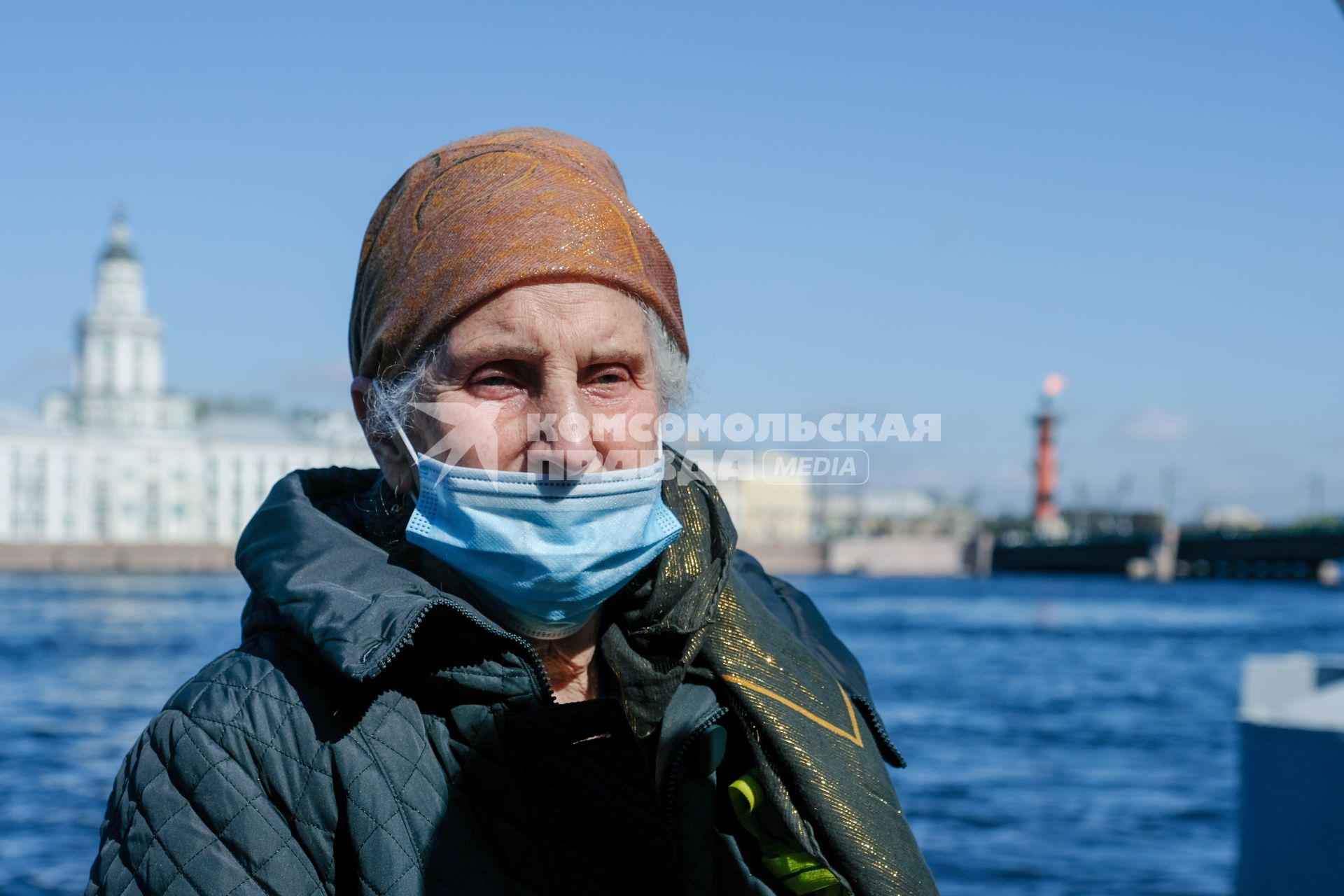 Санкт-Петербург. Люди на набережной в Санкт-Петербурге во время празднования Дня Победы.