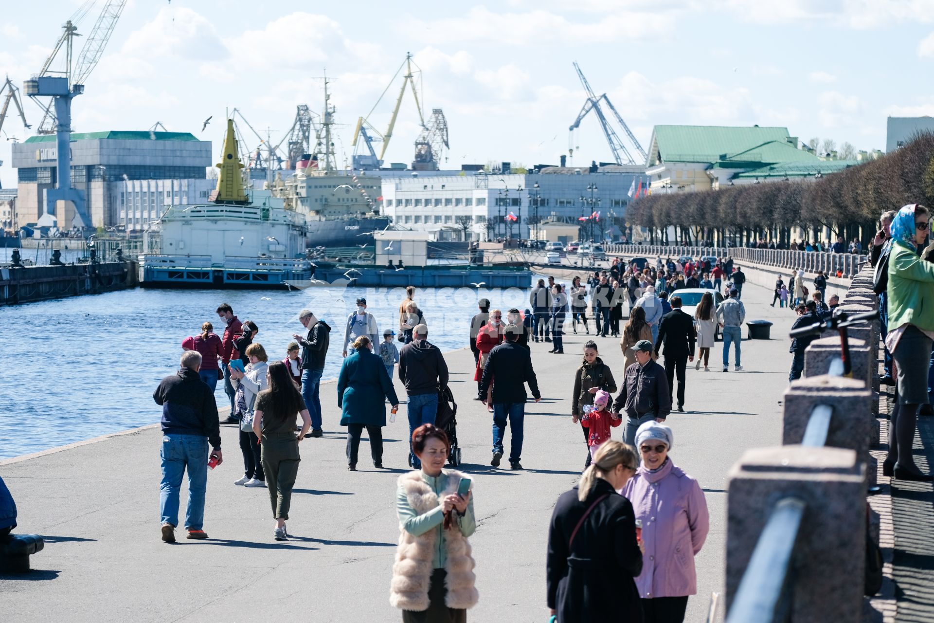 Санкт-Петербург. Люди на набережной в Санкт-Петербурге во время празднования Дня Победы.