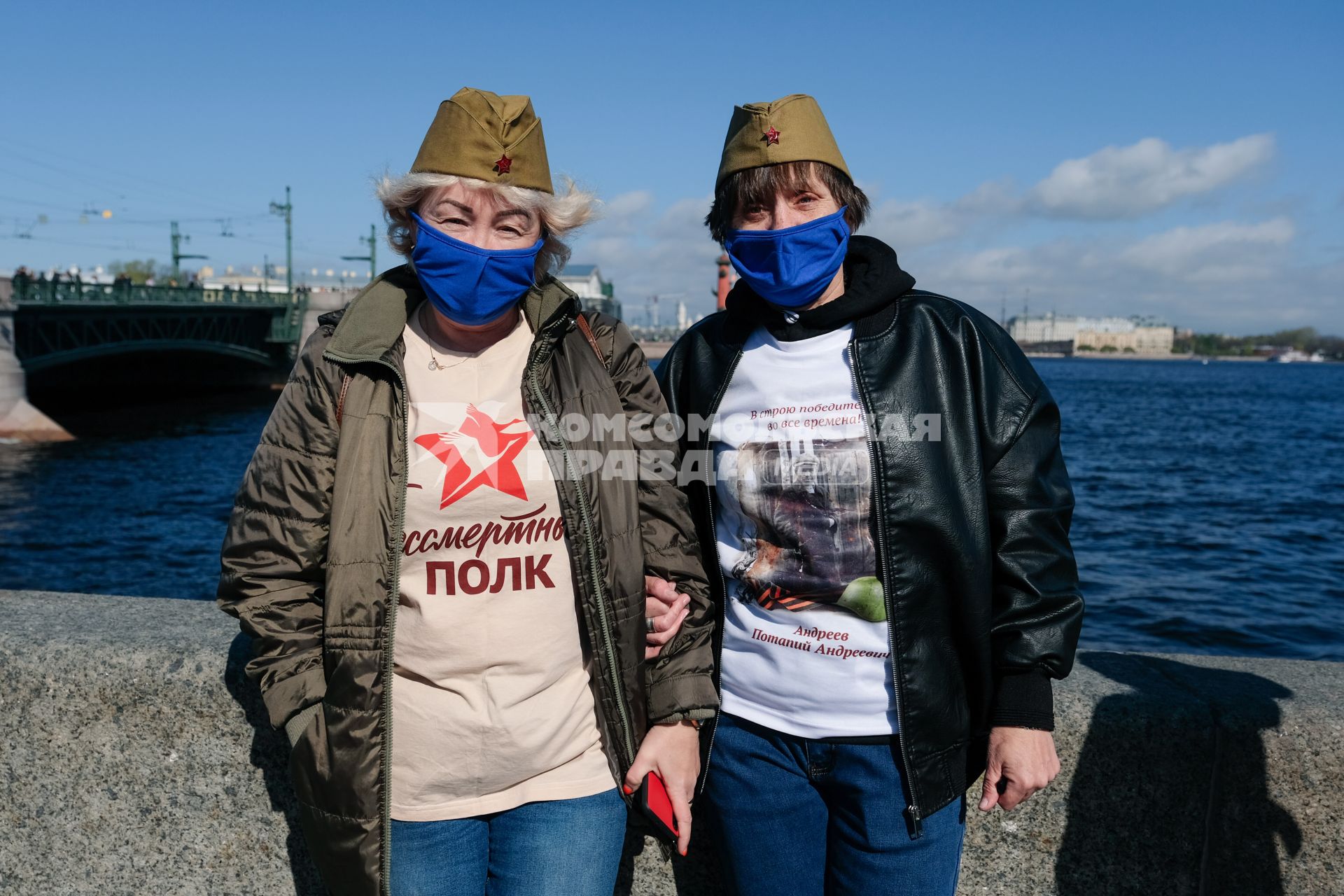 Санкт-Петербург. Люди на набережной в Санкт-Петербурге во время празднования Дня Победы.