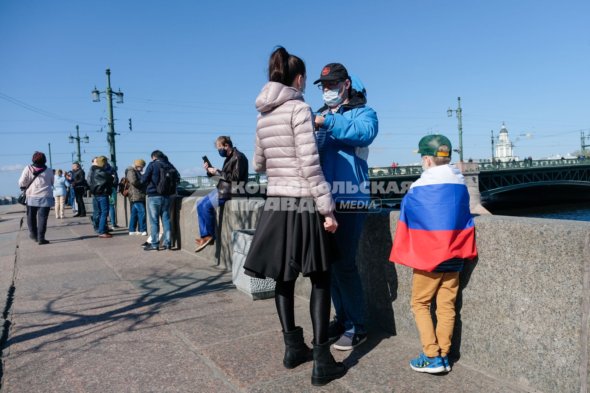 Санкт-Петербург. Люди на набережной в Санкт-Петербурге во время празднования Дня Победы.