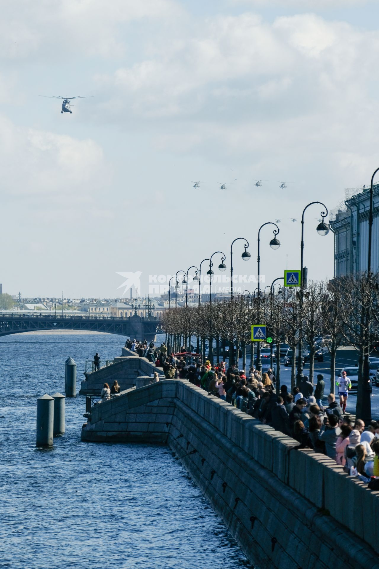 Санкт-Петербург. Люди на набережной в Санкт-Петербурге во время празднования Дня Победы.