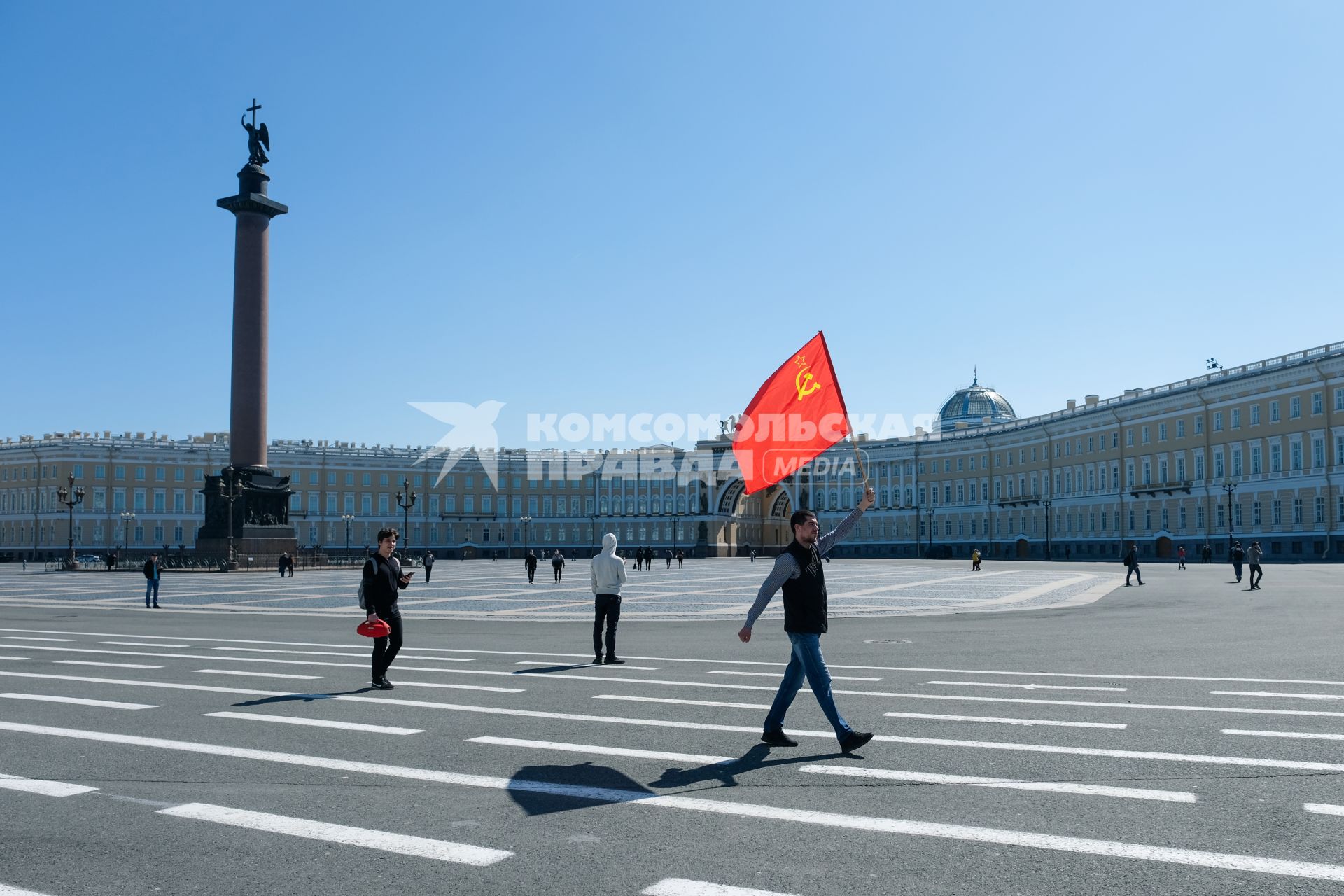 Санкт-Петербург. Мужчина с флагом на Дворцовой площади во время празднования Дня Победы.