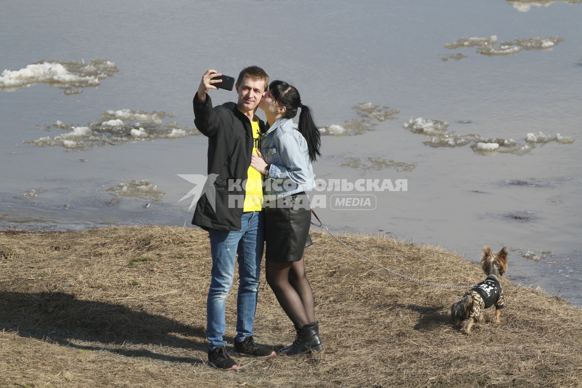 Барнаул. Молодая пара делает сефи на фоне реки Обь.