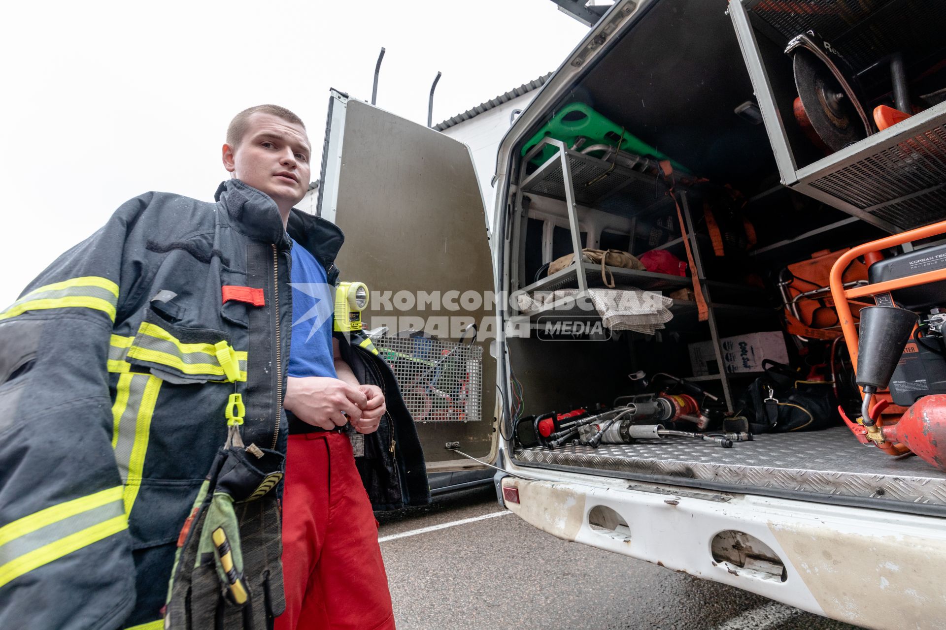 Москва. Старший смены отряда `СпасРезерва` Роман Черниченко  показывает  спасательное оборудование в служебном авто.