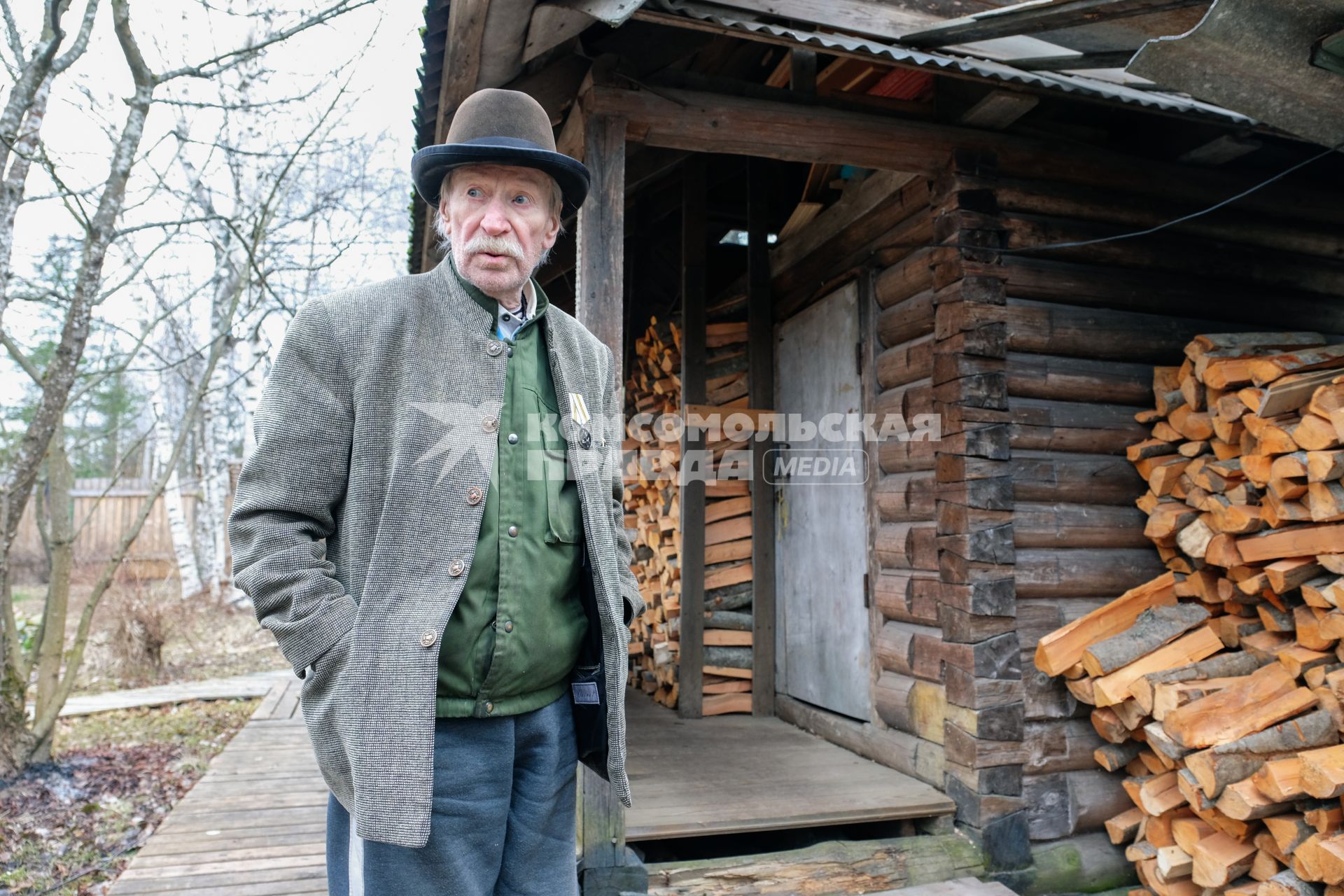 Ленинградская область. д.Керро. Актер Иван Краско на своей даче.