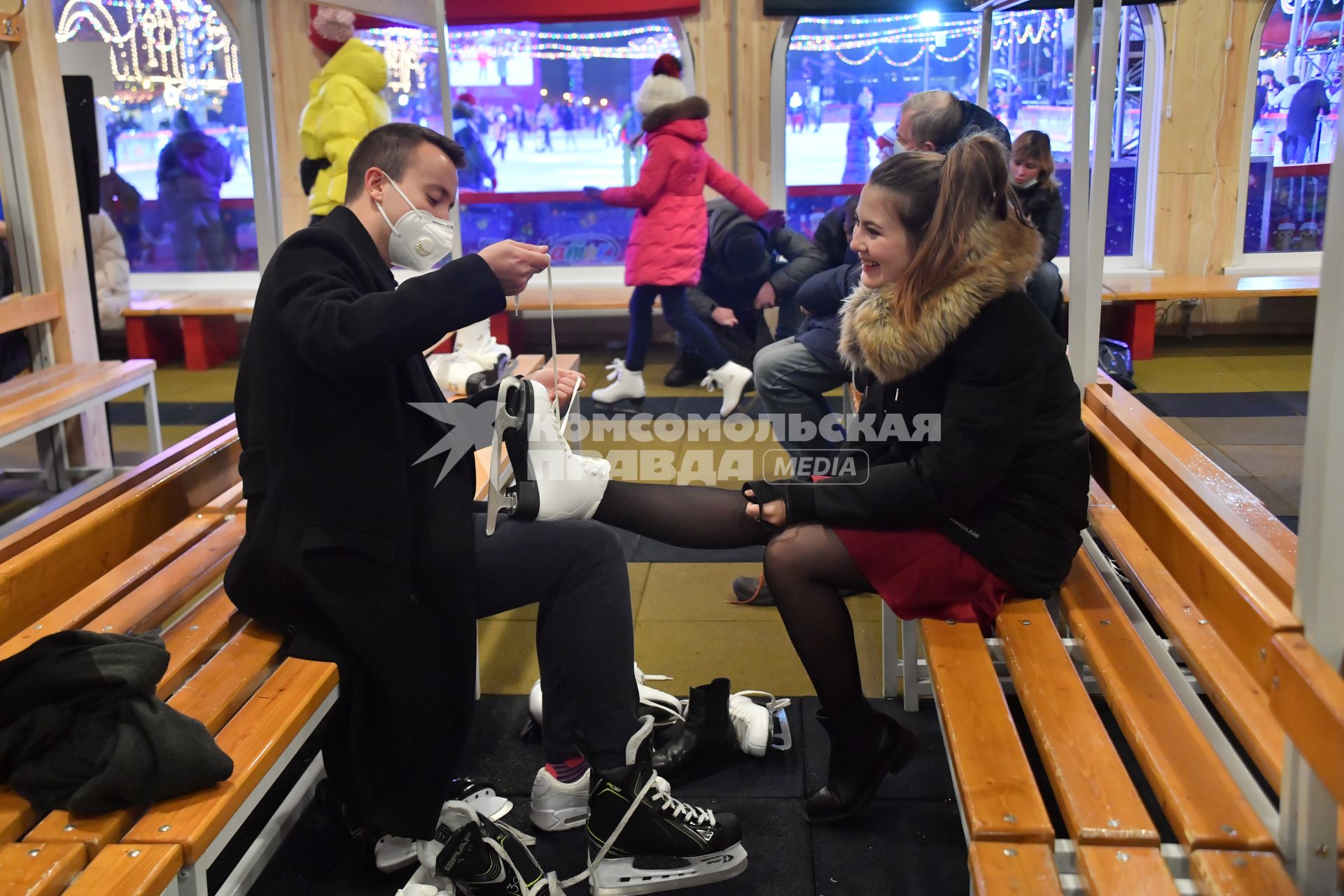 Москва. Молодые люди в раздевалке ГУМ-катка на Красной площади.