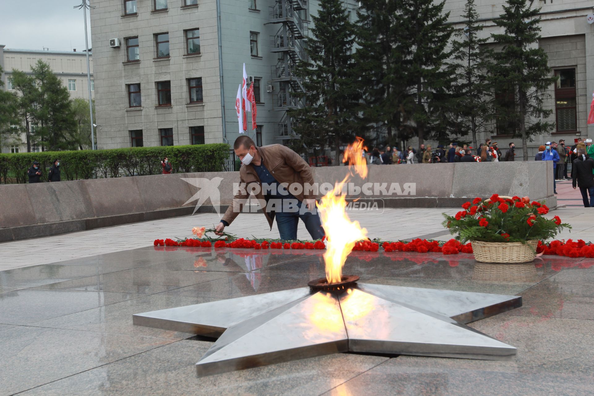 Иркутск. Мужчина у мемориала`Вечный огонь` во время празднования Дня Победы.