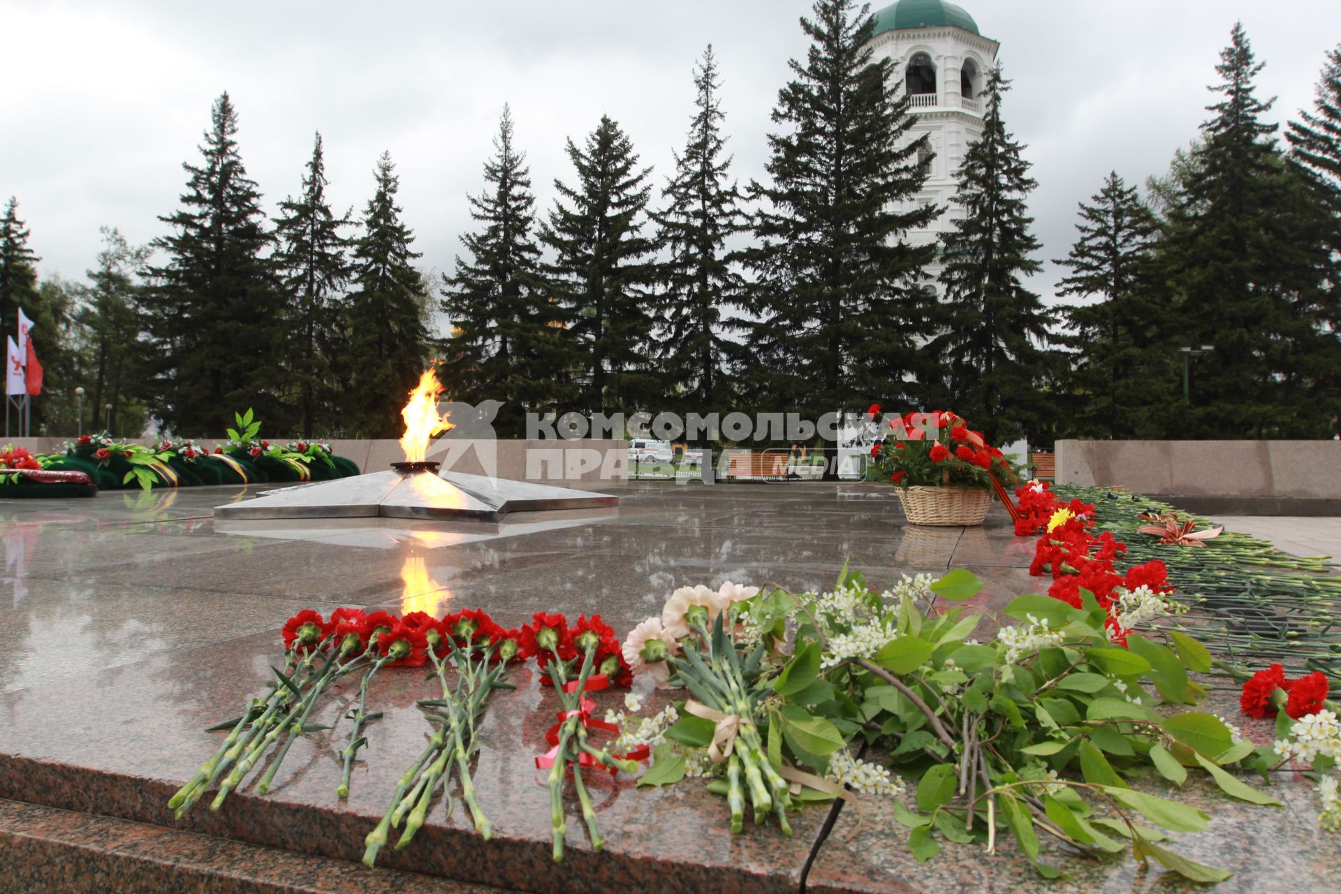 Иркутск. Цветы у мемориала`Вечный огонь` во время празднования Дня Победы.