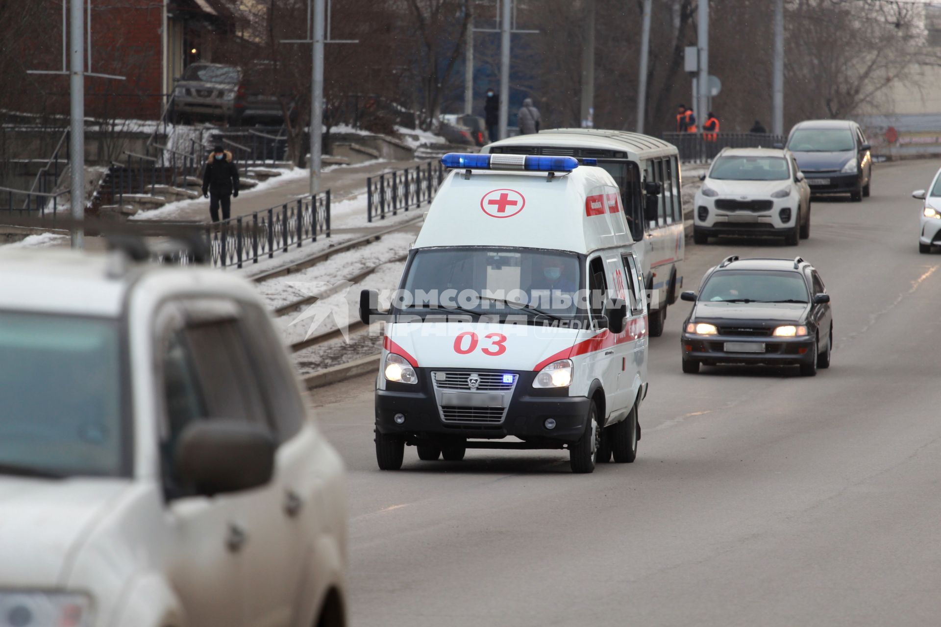 Иркутск. Автомобиль скорой помощи на одной из улиц города.