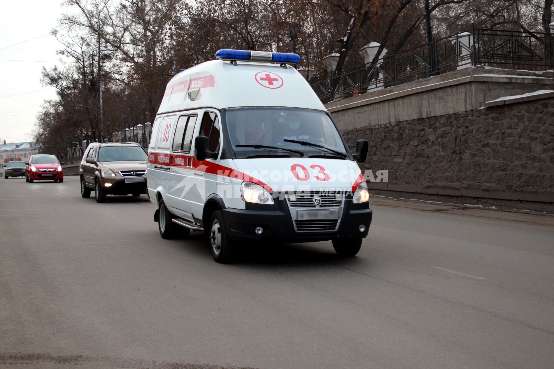 Иркутск. Автомобиль скорой помощи на одной из улиц города.