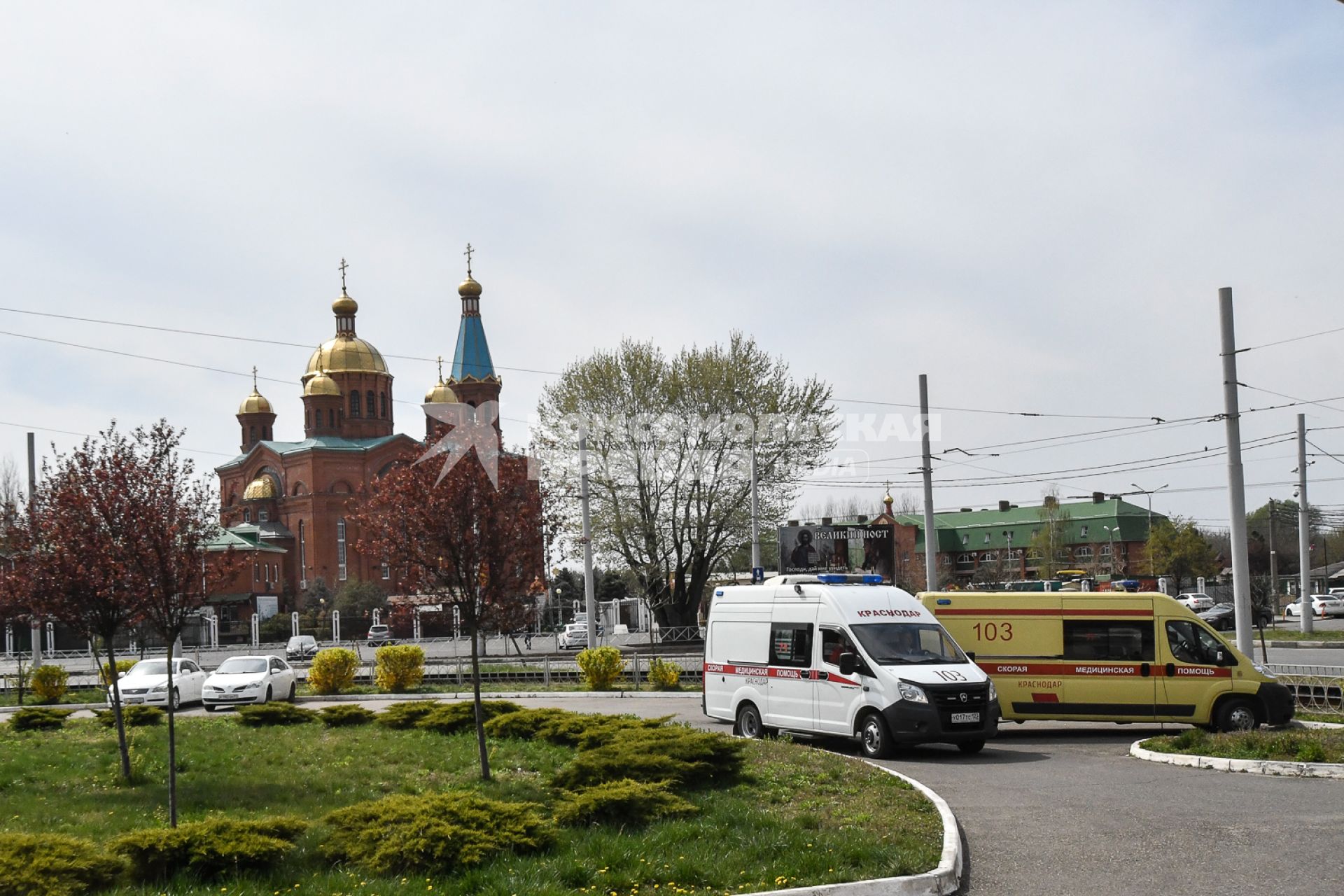 Краснодар. Врачи Скорой помощи объезжают улицы и призывают жителей по громкоговорителю оставаться дома на время карантина.