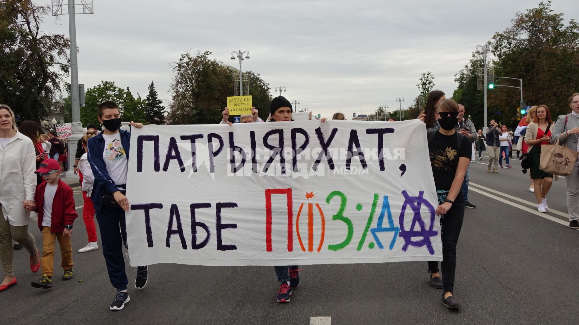 Минск. Сторонницы оппозиции во время женской акции протеста. Со дня выборов президента Белоруссии 9 августа в стране прошли митинги несогласных с результатами голосования.