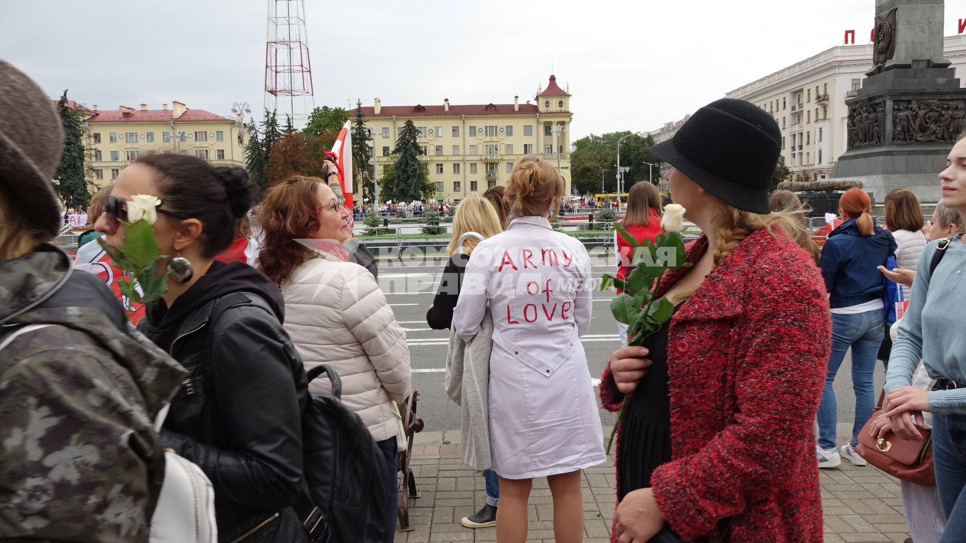 Минск. Сторонница оппозиции в белом халате с надписью `Army of love`  во время женской акции протеста. Со дня выборов президента Белоруссии 9 августа в стране прошли митинги несогласных с результатами голосования.