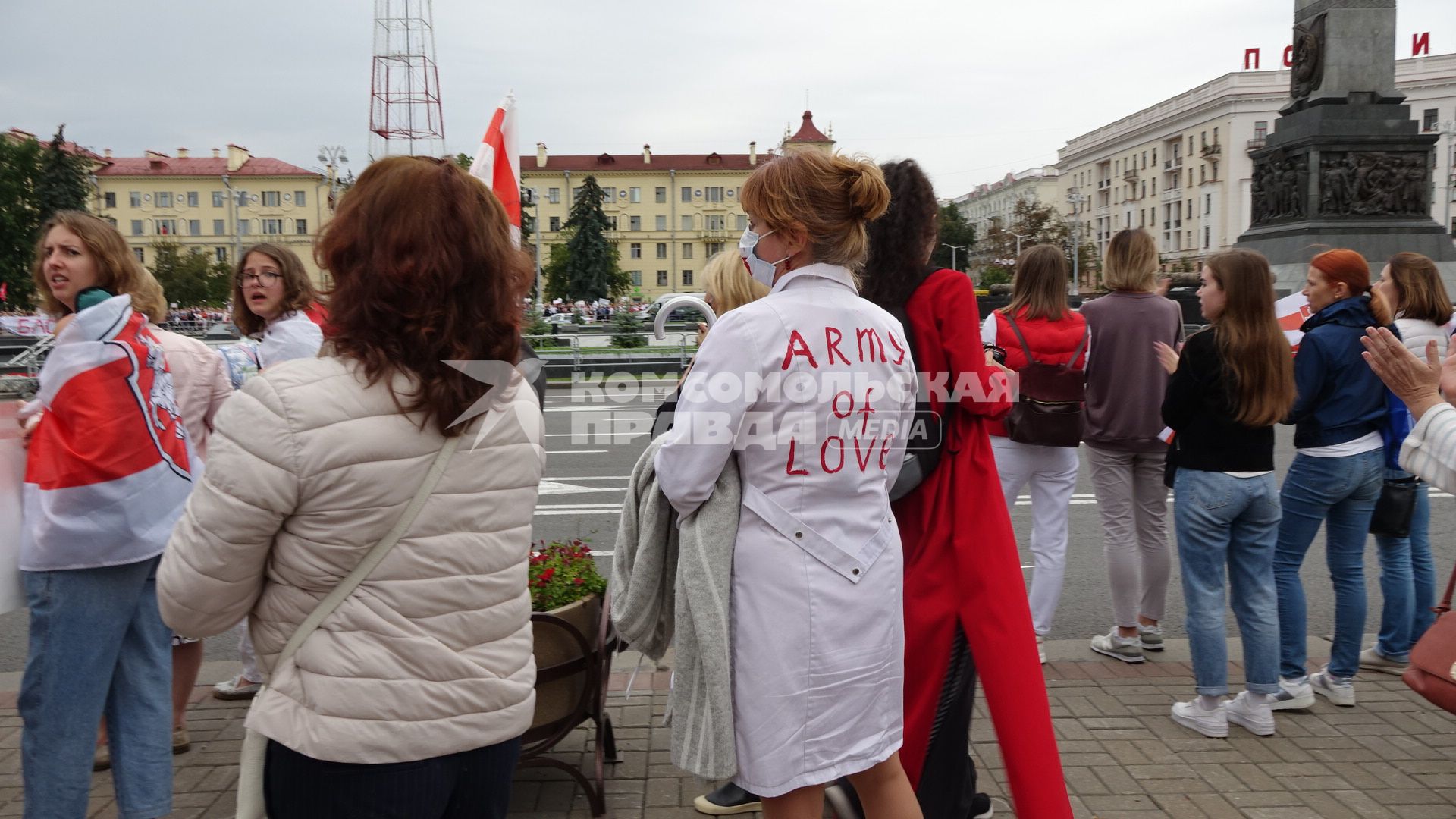 Минск. Сторонница оппозиции в белом халате с надписью `Army of love`  во время женской акции протеста. Со дня выборов президента Белоруссии 9 августа в стране прошли митинги несогласных с результатами голосования.