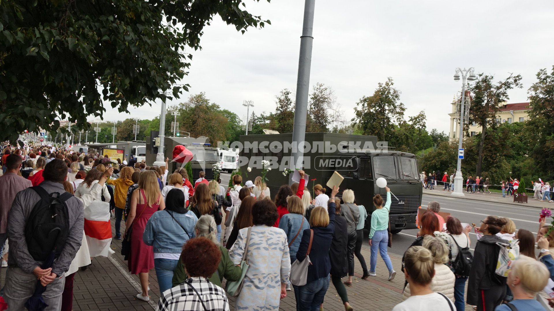 Минск. Сторонницы оппозиции во время женской акции протеста. Со дня выборов президента Белоруссии 9 августа в стране прошли митинги несогласных с результатами голосования.